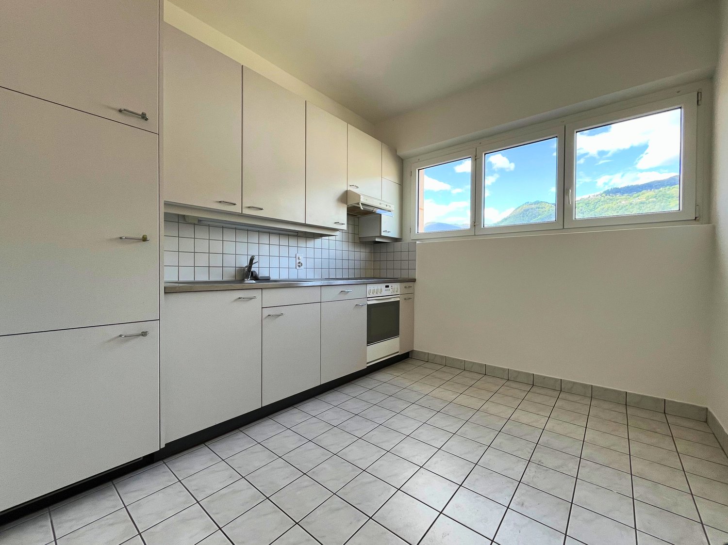 Appartement de 3 ½ pièces

A louer, lumineux appartement de 3.5 locaux au centre de Chiasso, dans une position stratégique et bien desservie.

A quelques minutes à pied de la gare FFS, de l'arrêt de bus et de tous les principaux services (banques, supermarchés, magasins, restaurants). Excellentes li