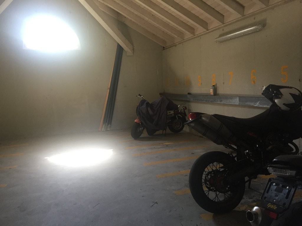 Place de stationnement couvert pour motos","description":"Vous êtes à la recherche d'une place de stationnement pour moto ? Alors vous êtes au bon endroit !

Nous louons, avec effet immédiat ou sur convenance, une place de stationnement pour moto à la propriété Im Tobel 34 - 50 à 8706 Feldmeilen.

L, photo 3 sur 4