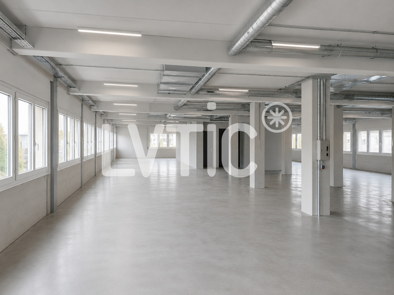 566m² office