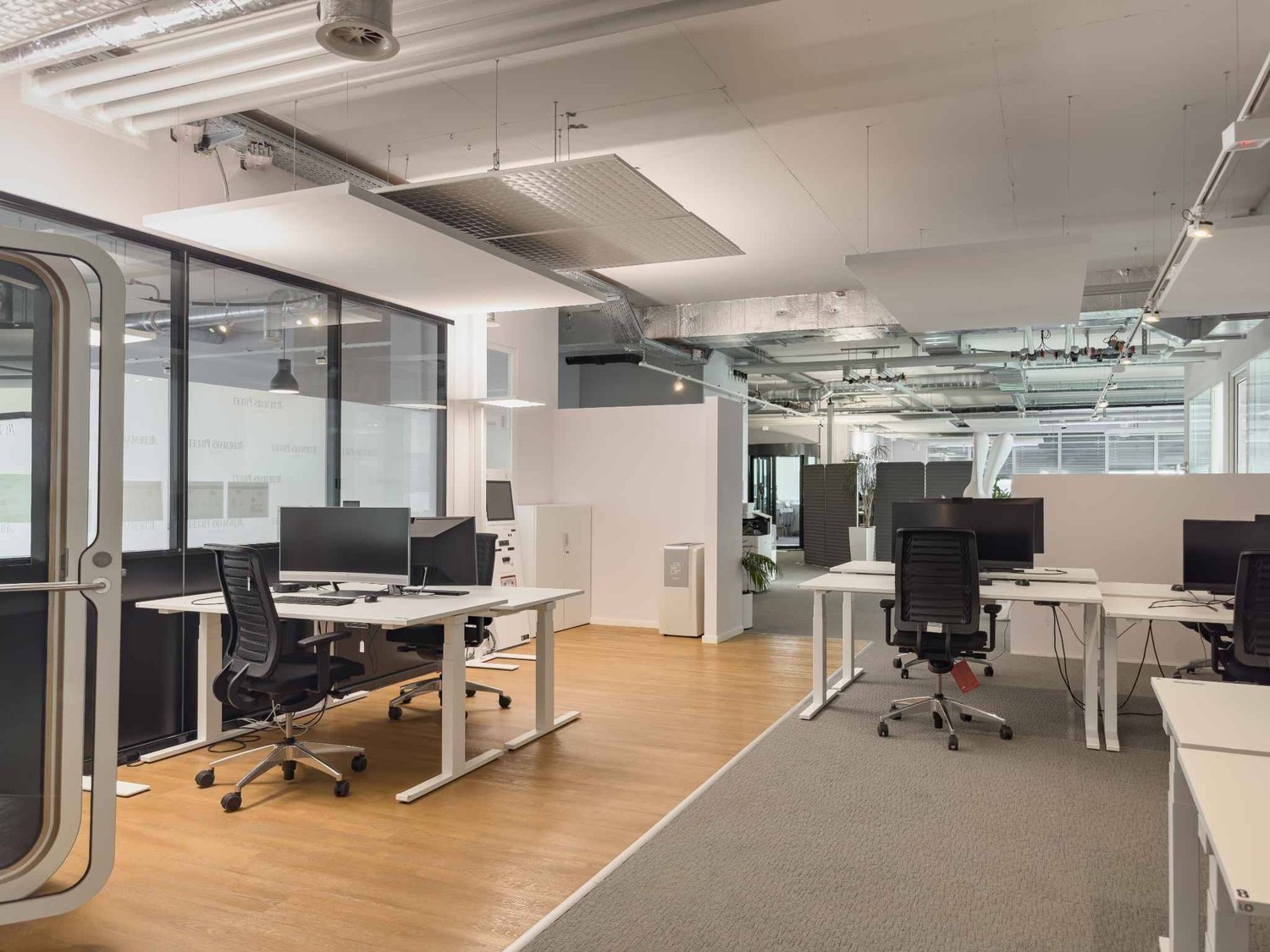 732m² office