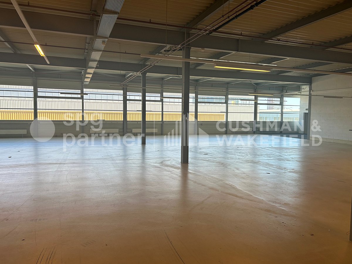 305m² storage room