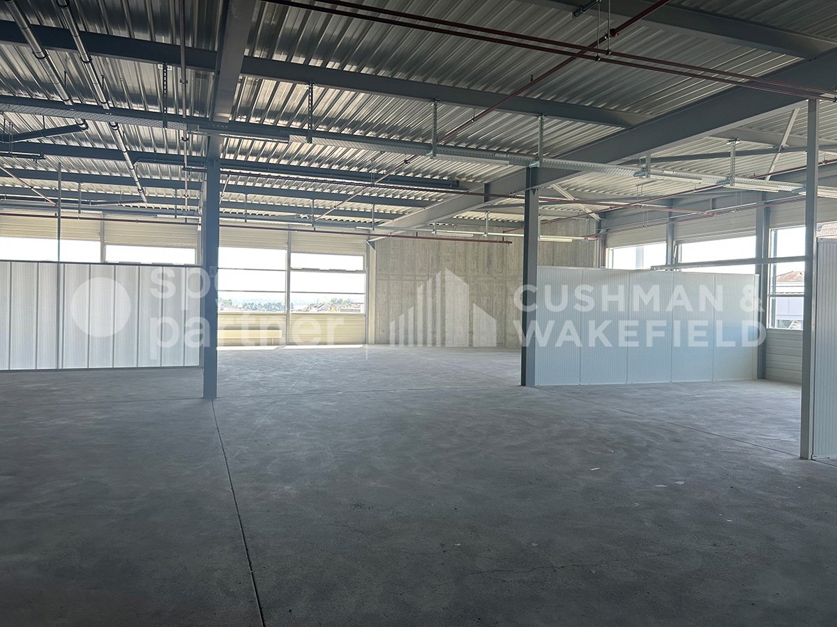 305m² storage room