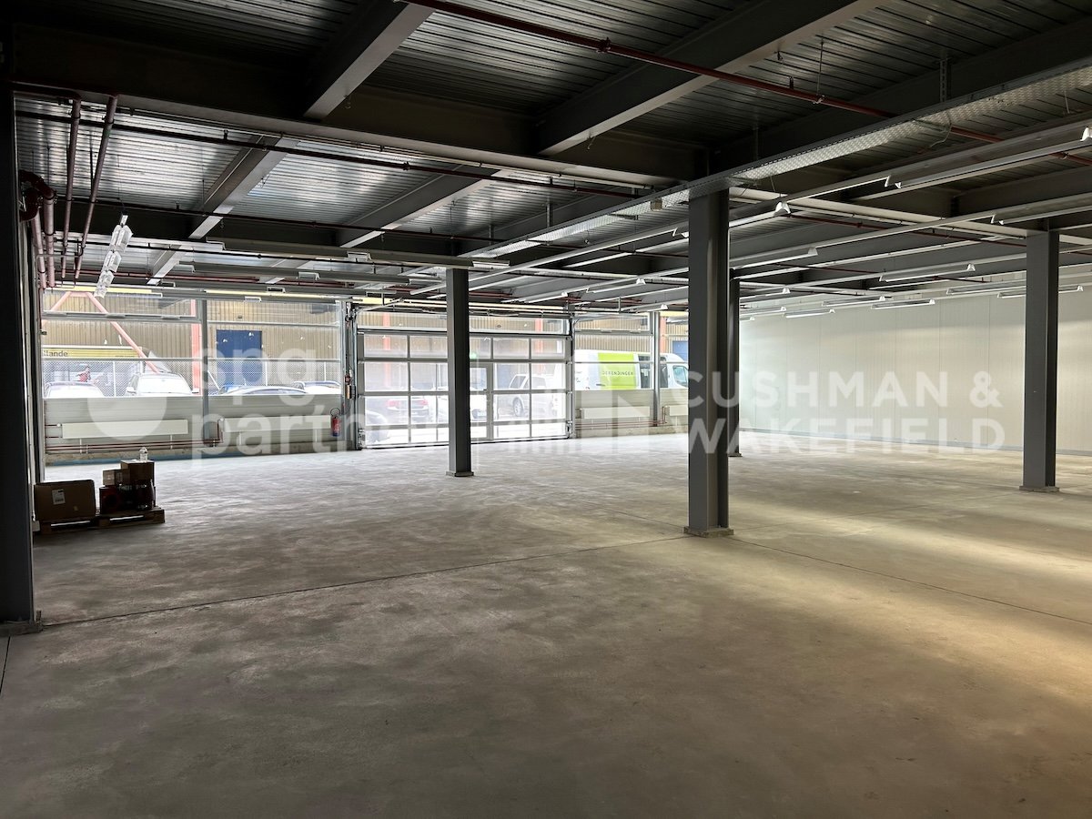 305m² storage room