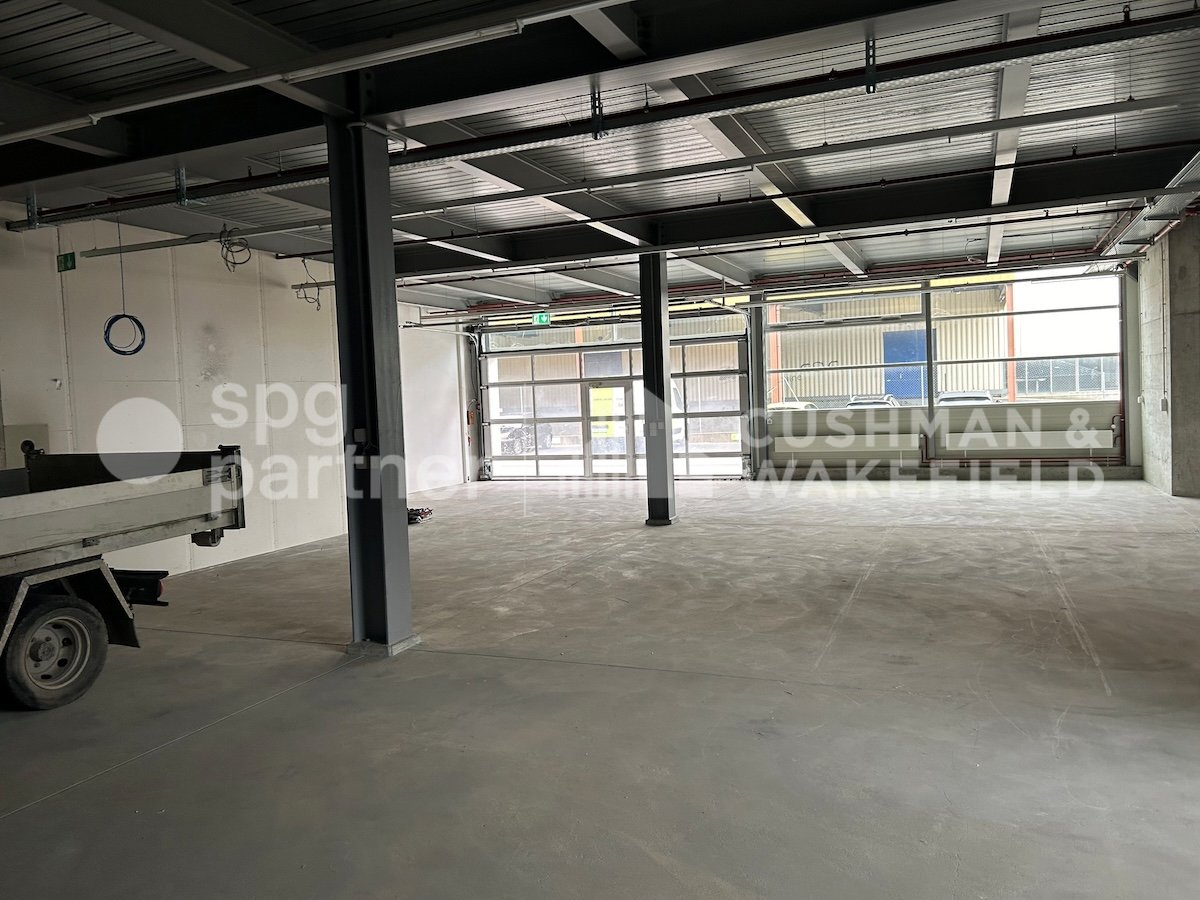 305m² storage room
