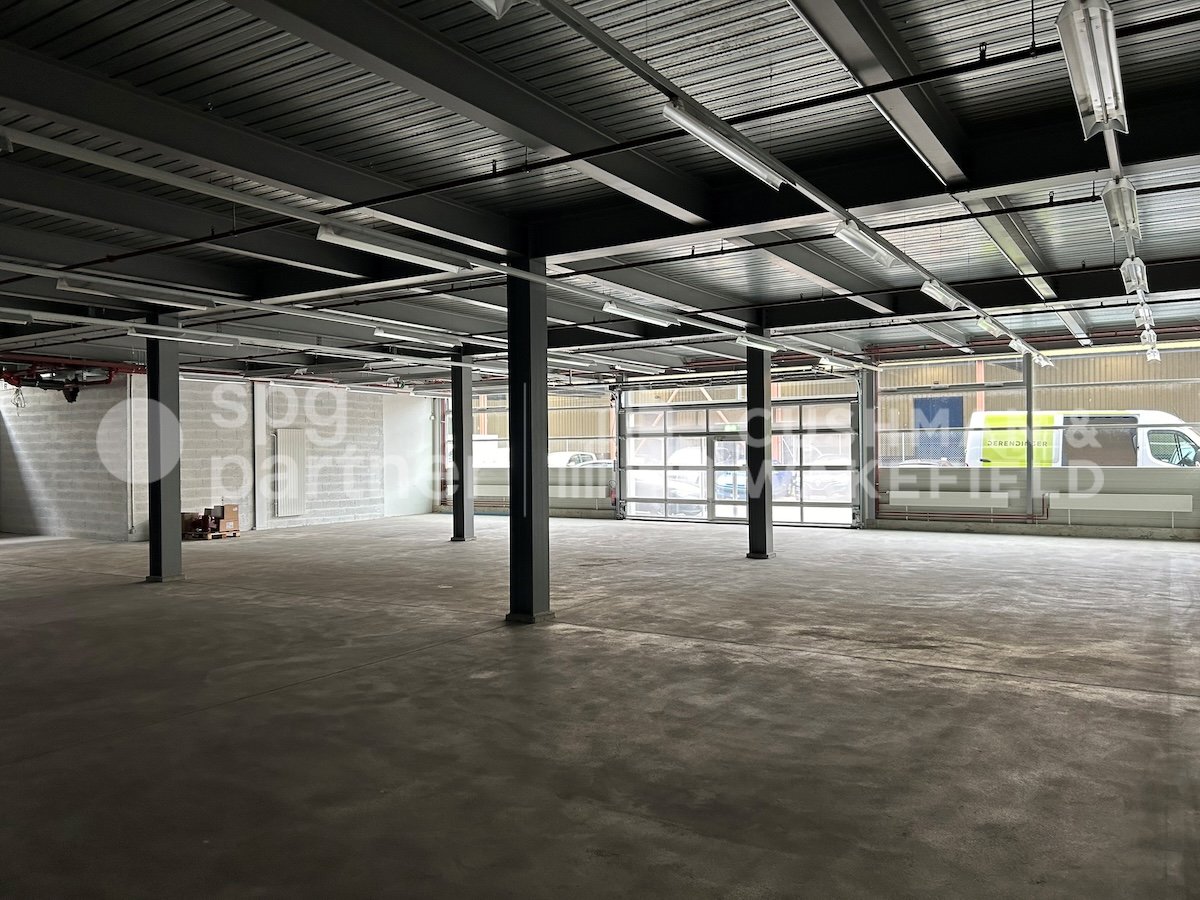 305m² storage room