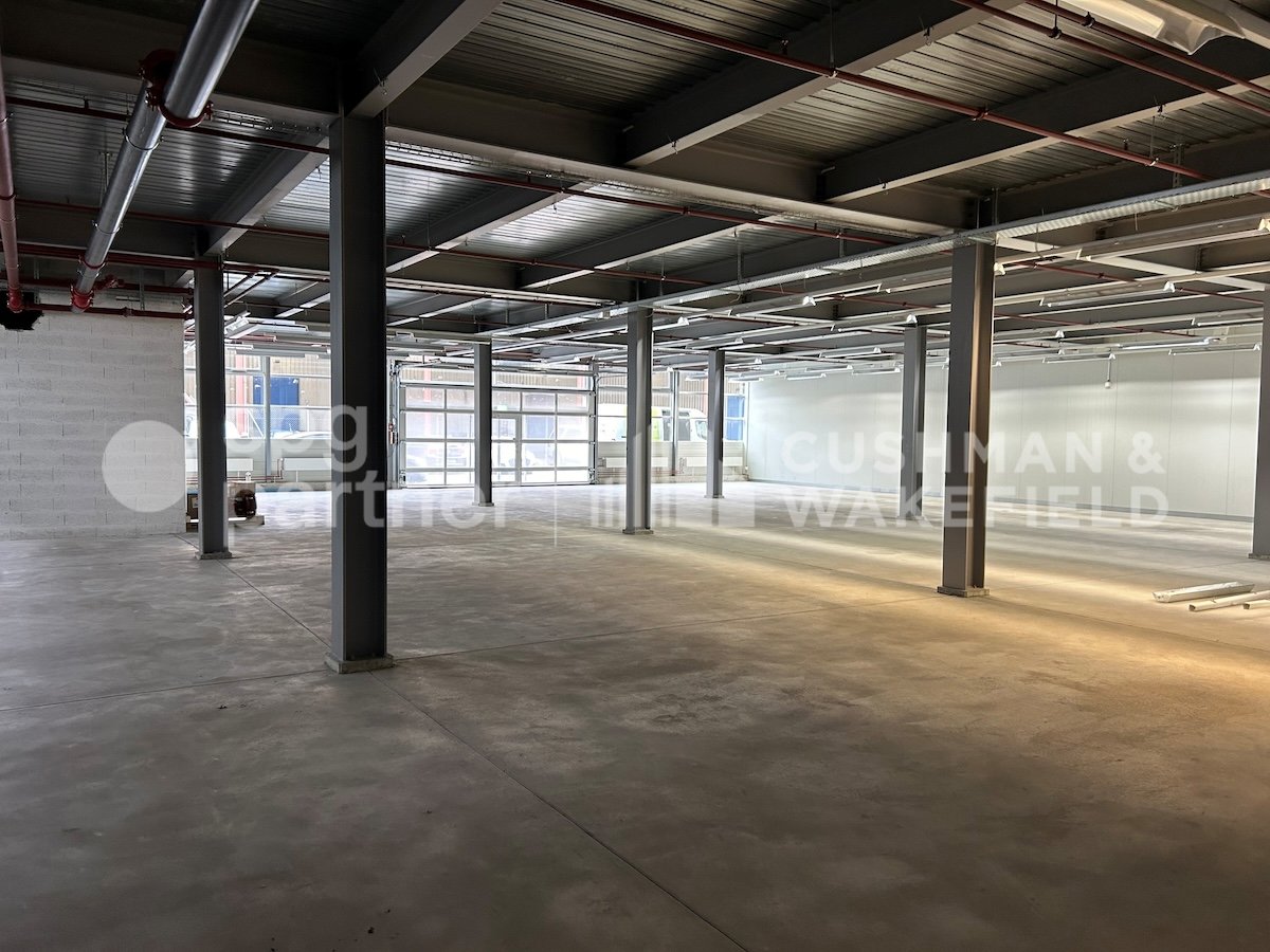 305m² storage room
