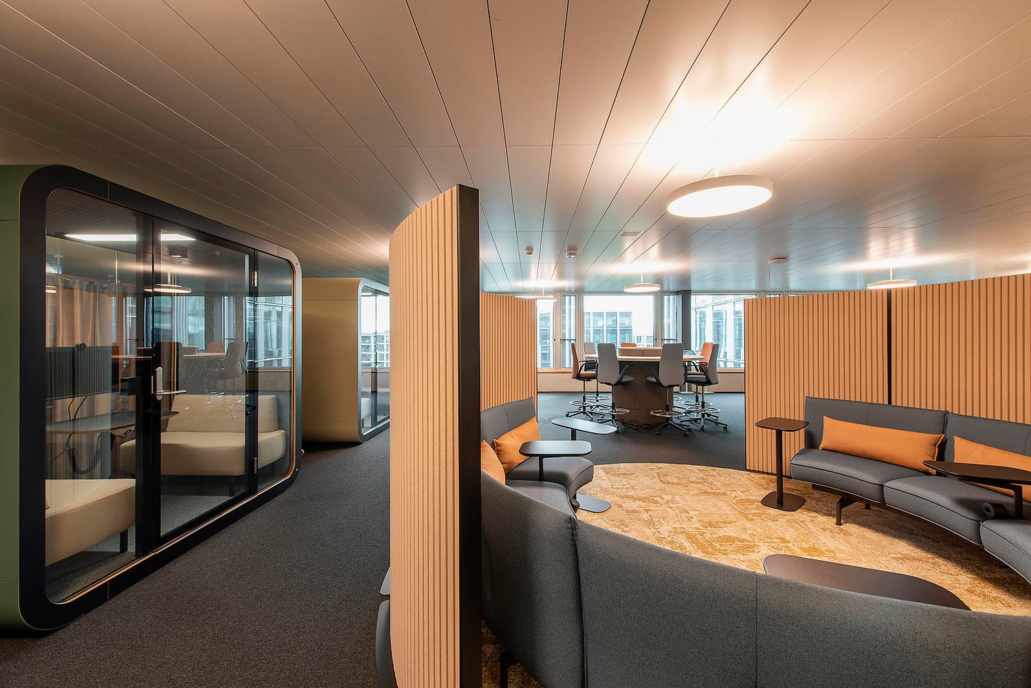 Bureaux de 1570m²

Nous louons dès maintenant ou sur rendez-vous des surfaces de bureaux représentatives à Oerlikon :

- architecture moderne avec certification LEED

- surfaces de bureaux entièrement **aménagées, meublées** et **prêtes à l'emploi** incluant le refroidissement/la ventilation

- 1570
