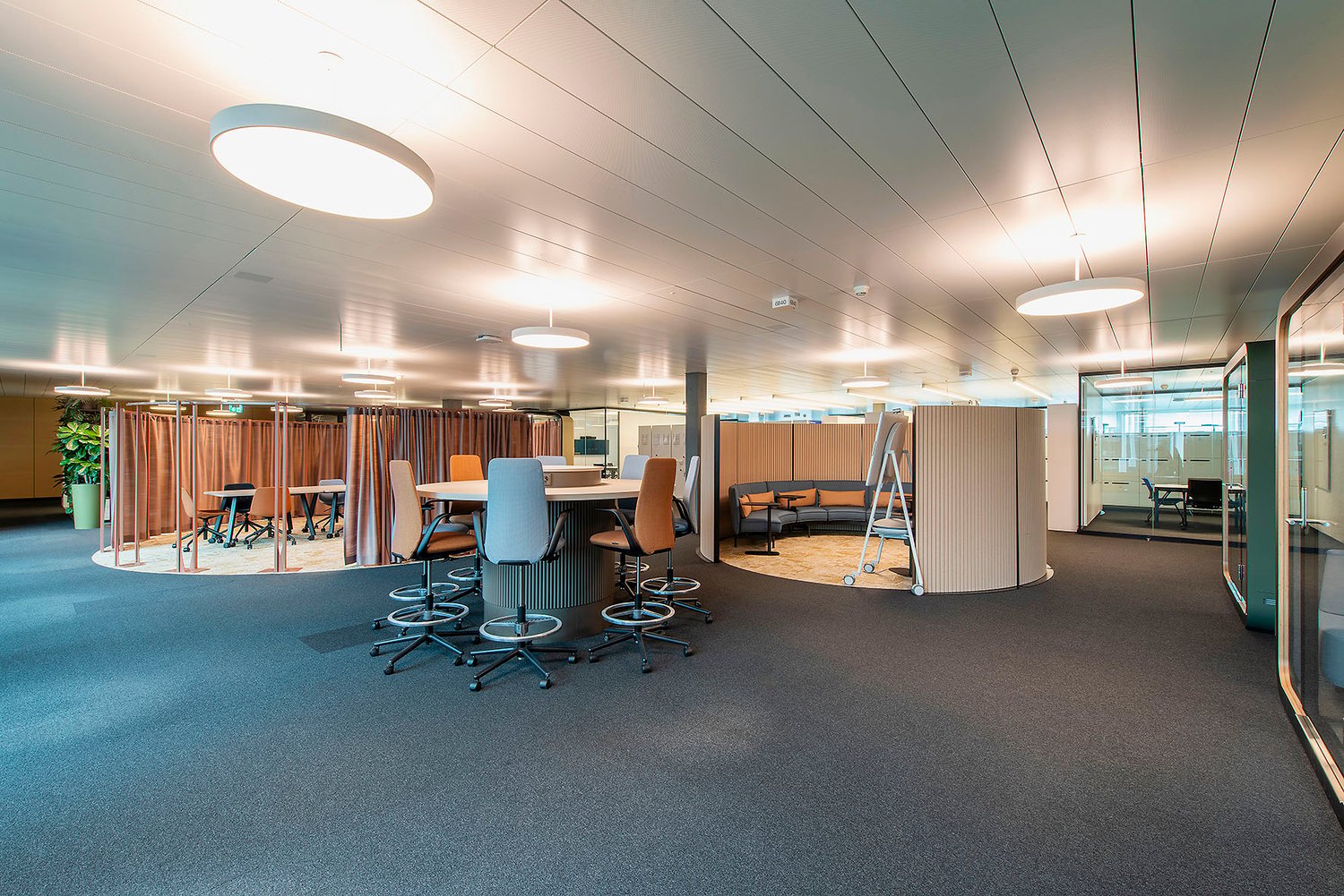Bureaux de 1570m²

Nous louons dès maintenant ou sur rendez-vous des surfaces de bureaux représentatives à Oerlikon :

- architecture moderne avec certification LEED

- surfaces de bureaux entièrement **aménagées, meublées** et **prêtes à l'emploi** incluant le refroidissement/la ventilation

- 1570