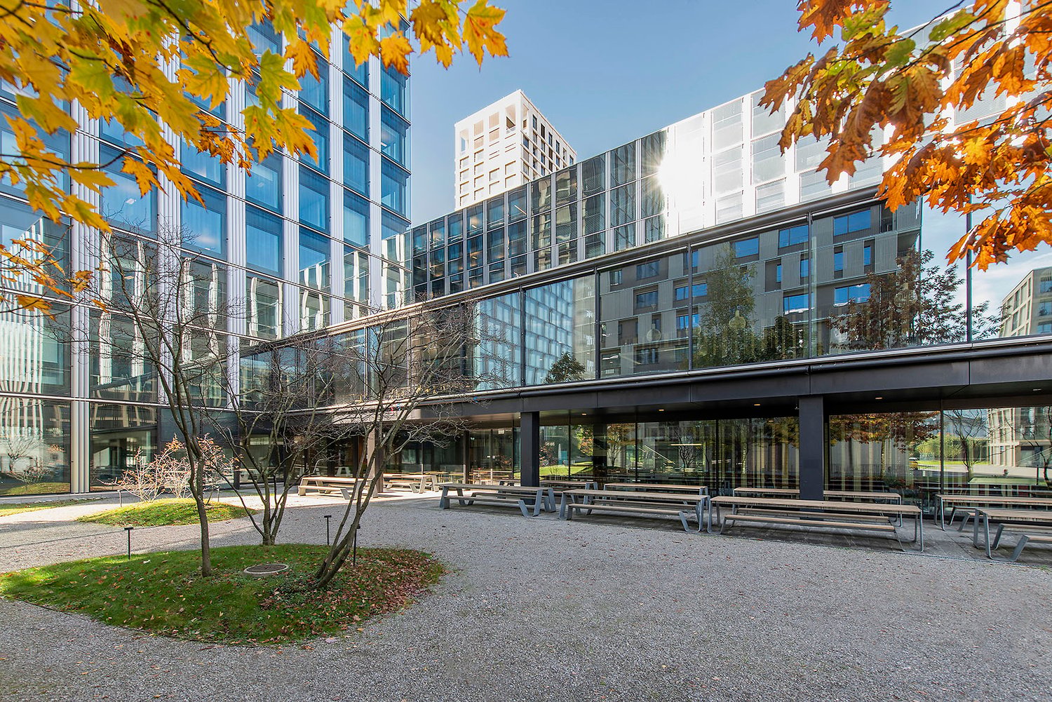 Bureaux de 1570m²

Nous louons dès maintenant ou sur rendez-vous des surfaces de bureaux représentatives à Oerlikon :

- architecture moderne avec certification LEED

- surfaces de bureaux entièrement **aménagées, meublées** et **prêtes à l'emploi** incluant le refroidissement/la ventilation

- 1570