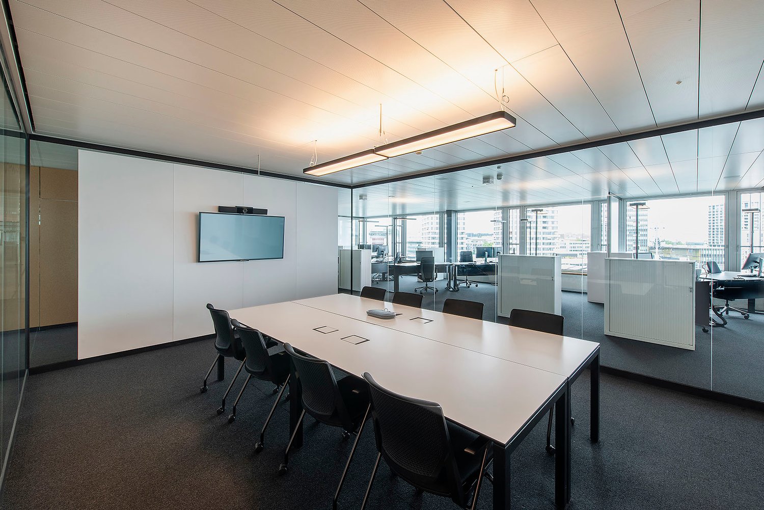 Bureaux de 1570m²

Nous louons dès maintenant ou sur rendez-vous des surfaces de bureaux représentatives à Oerlikon :

- architecture moderne avec certification LEED

- surfaces de bureaux entièrement **aménagées, meublées** et **prêtes à l'emploi** incluant le refroidissement/la ventilation

- 1570