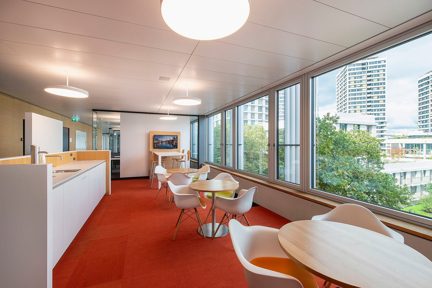 Bureaux de 1570m²

Nous louons dès maintenant ou sur rendez-vous des surfaces de bureaux représentatives à Oerlikon :

- architecture moderne avec certification LEED

- surfaces de bureaux entièrement **aménagées, meublées** et **prêtes à l'emploi** incluant le refroidissement/la ventilation

- 1570