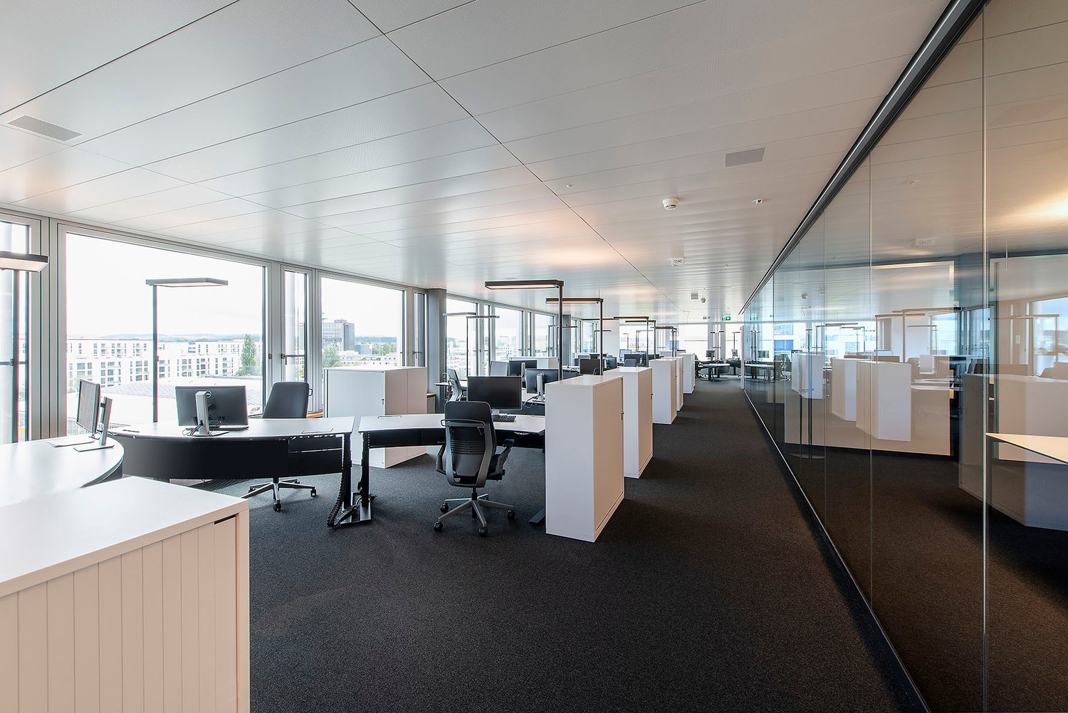 Bureaux de 1570m²

Nous louons dès maintenant ou sur rendez-vous des surfaces de bureaux représentatives à Oerlikon :

- architecture moderne avec certification LEED

- surfaces de bureaux entièrement **aménagées, meublées** et **prêtes à l'emploi** incluant le refroidissement/la ventilation

- 1570