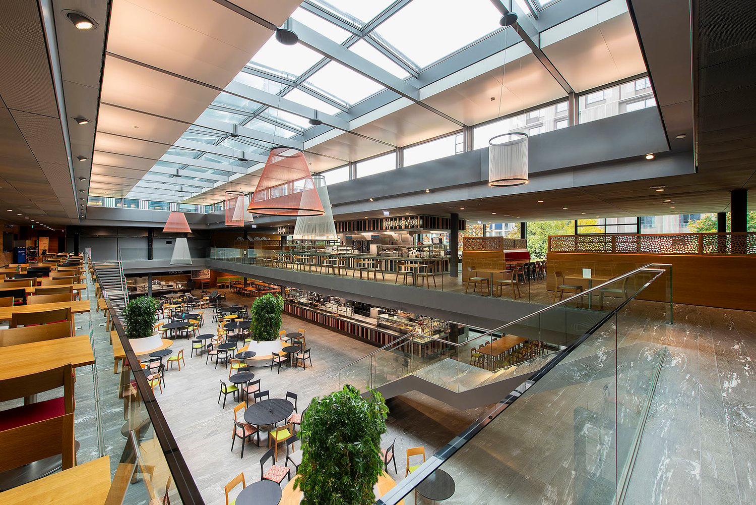 Bureaux de 1570m²

Nous louons dès maintenant ou sur rendez-vous des surfaces de bureaux représentatives à Oerlikon :

- architecture moderne avec certification LEED

- surfaces de bureaux entièrement **aménagées, meublées** et **prêtes à l'emploi** incluant le refroidissement/la ventilation

- 1570