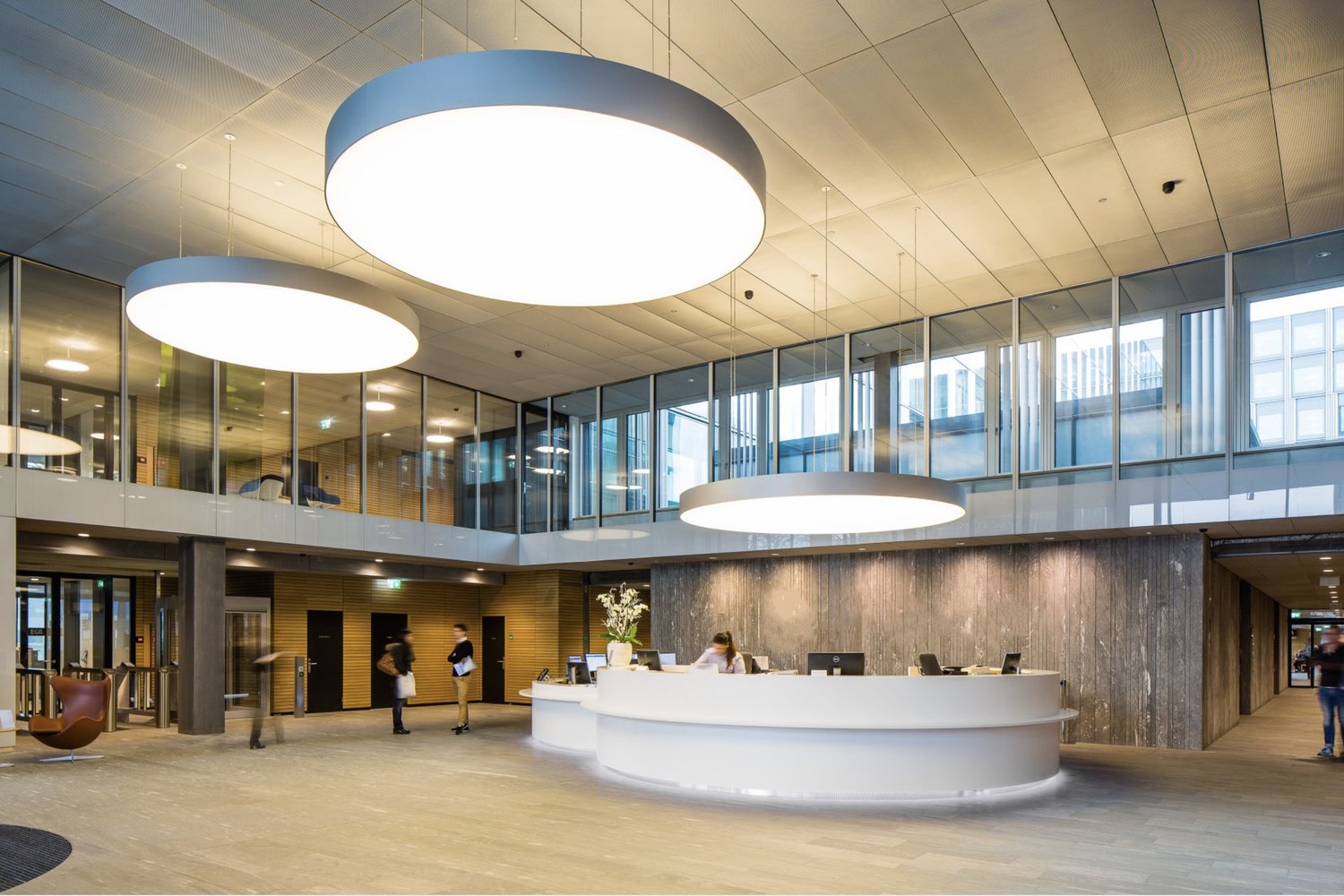 Bureaux de 1570m²

Nous louons dès maintenant ou sur rendez-vous des surfaces de bureaux représentatives à Oerlikon :

- architecture moderne avec certification LEED

- surfaces de bureaux entièrement **aménagées, meublées** et **prêtes à l'emploi** incluant le refroidissement/la ventilation

- 1570