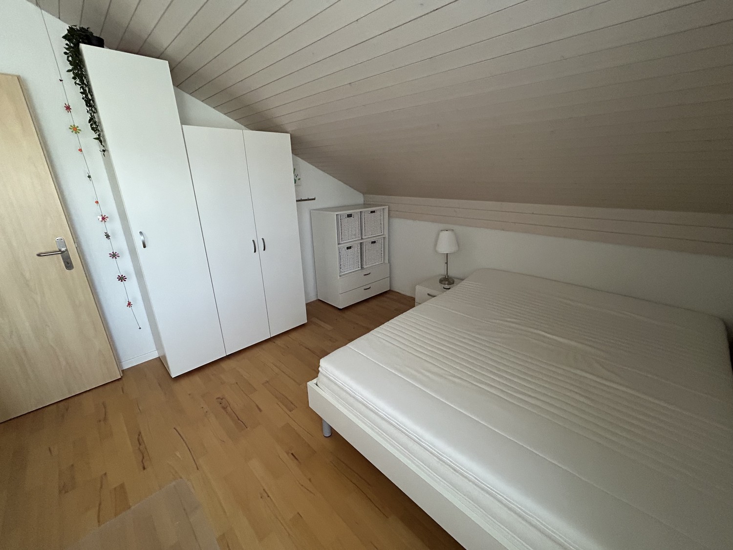 Chambre en colocation

Recherche une colocataire chaleureuse 🏡
Comme mes enfants adultes ont désormais quitté le domicile, je recherche pour ma maison une colocataire simple et sympathique.

Je suis une femme ouverte et chaleureuse et je travaille dans les soins avec des horaires de service. Une co, photo 2 sur 8