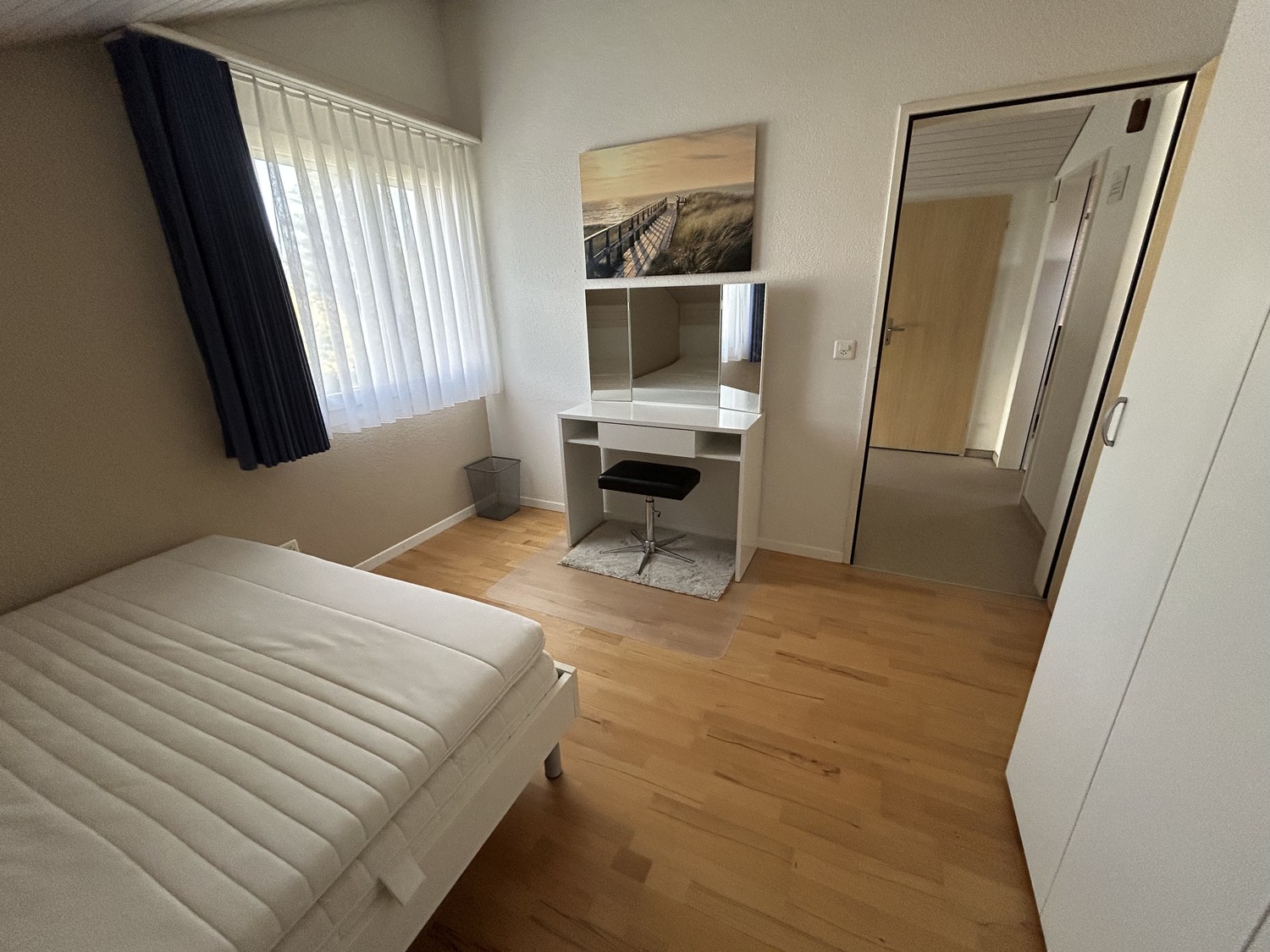Chambre en colocation

Recherche une colocataire chaleureuse 🏡
Comme mes enfants adultes ont désormais quitté le domicile, je recherche pour ma maison une colocataire simple et sympathique.

Je suis une femme ouverte et chaleureuse et je travaille dans les soins avec des horaires de service. Une co, photo 4 sur 8
