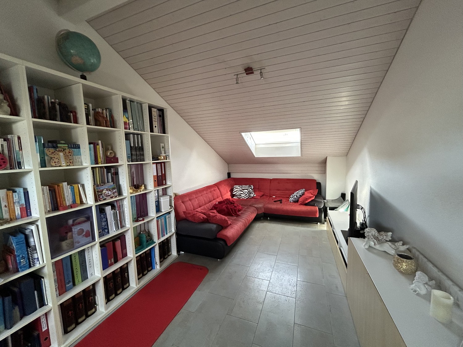 Chambre en colocation

Recherche une colocataire chaleureuse 🏡
Comme mes enfants adultes ont désormais quitté le domicile, je recherche pour ma maison une colocataire simple et sympathique.

Je suis une femme ouverte et chaleureuse et je travaille dans les soins avec des horaires de service. Une co, photo 8 sur 8