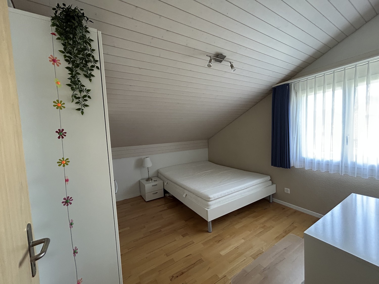 Chambre en colocation

Recherche une colocataire chaleureuse 🏡
Comme mes enfants adultes ont désormais quitté le domicile, je recherche pour ma maison une colocataire simple et sympathique.

Je suis une femme ouverte et chaleureuse et je travaille dans les soins avec des horaires de service. Une co, photo 3 sur 8
