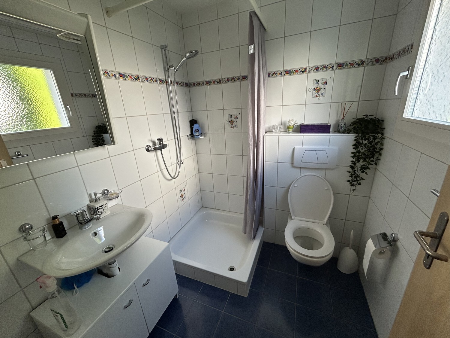 Chambre en colocation

Recherche une colocataire chaleureuse 🏡
Comme mes enfants adultes ont désormais quitté le domicile, je recherche pour ma maison une colocataire simple et sympathique.

Je suis une femme ouverte et chaleureuse et je travaille dans les soins avec des horaires de service. Une co, photo 5 sur 8