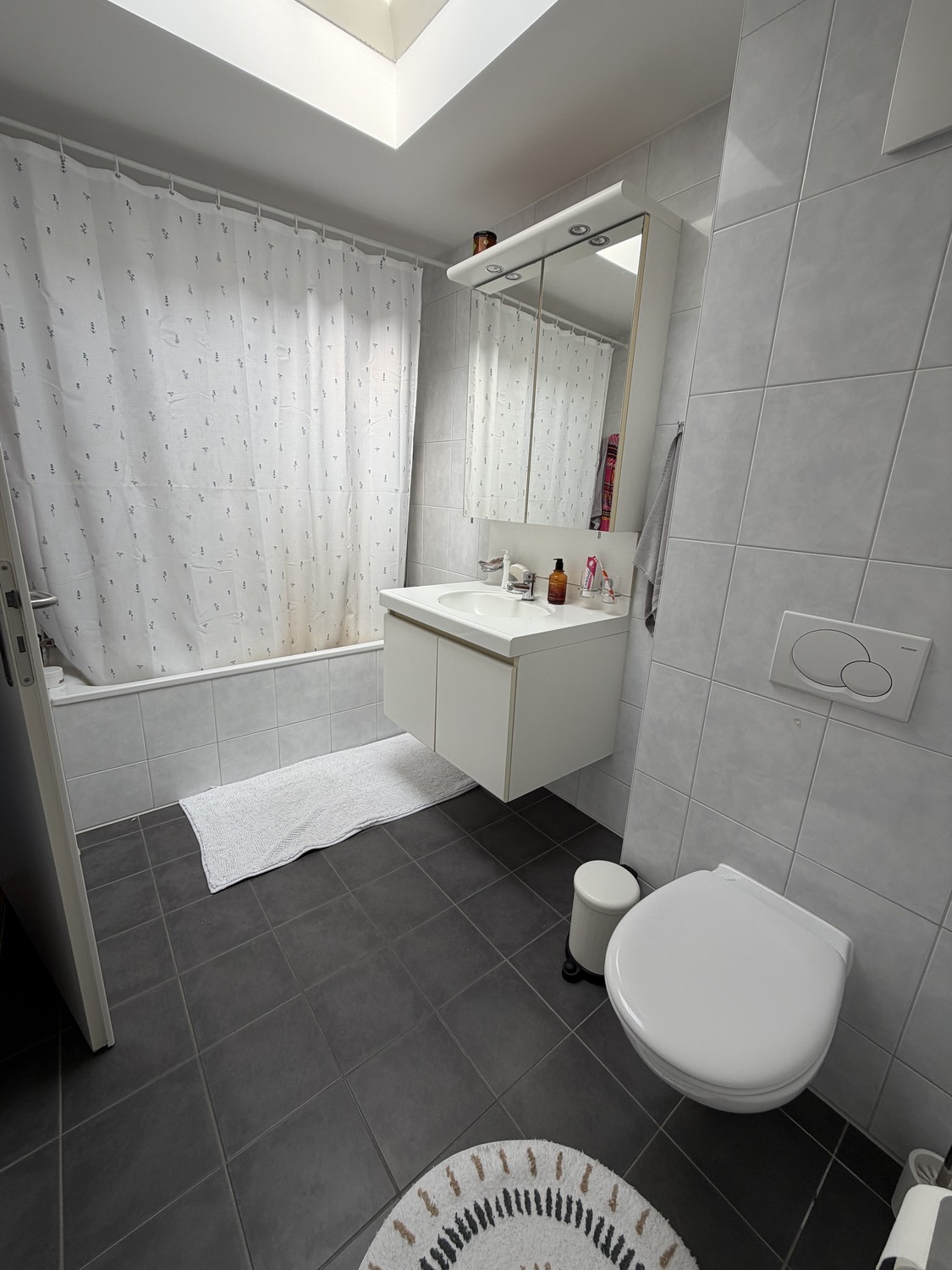 Appartement de 3 ½ pièces
Reprise de bail au 1.11
7eme étage (attique)
Colonne de lavage incluse