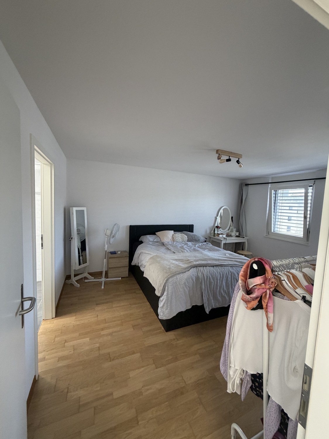 Appartement de 3 ½ pièces
Reprise de bail au 1.11
7eme étage (attique)
Colonne de lavage incluse
