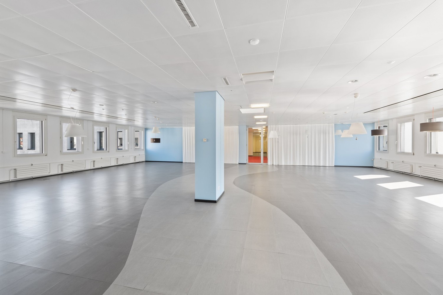 1195m² de bureaux

Situées dans un emplacement optimal entre Zürich et Basel, vos nouvelles surfaces commerciales seront disponibles immédiatement.

Les locaux offrent d'innombrables possibilités flexibles pour une grande variété d'utilisations. Des concepts de bureaux modernes en open-space, des in, photo 3 sur 7