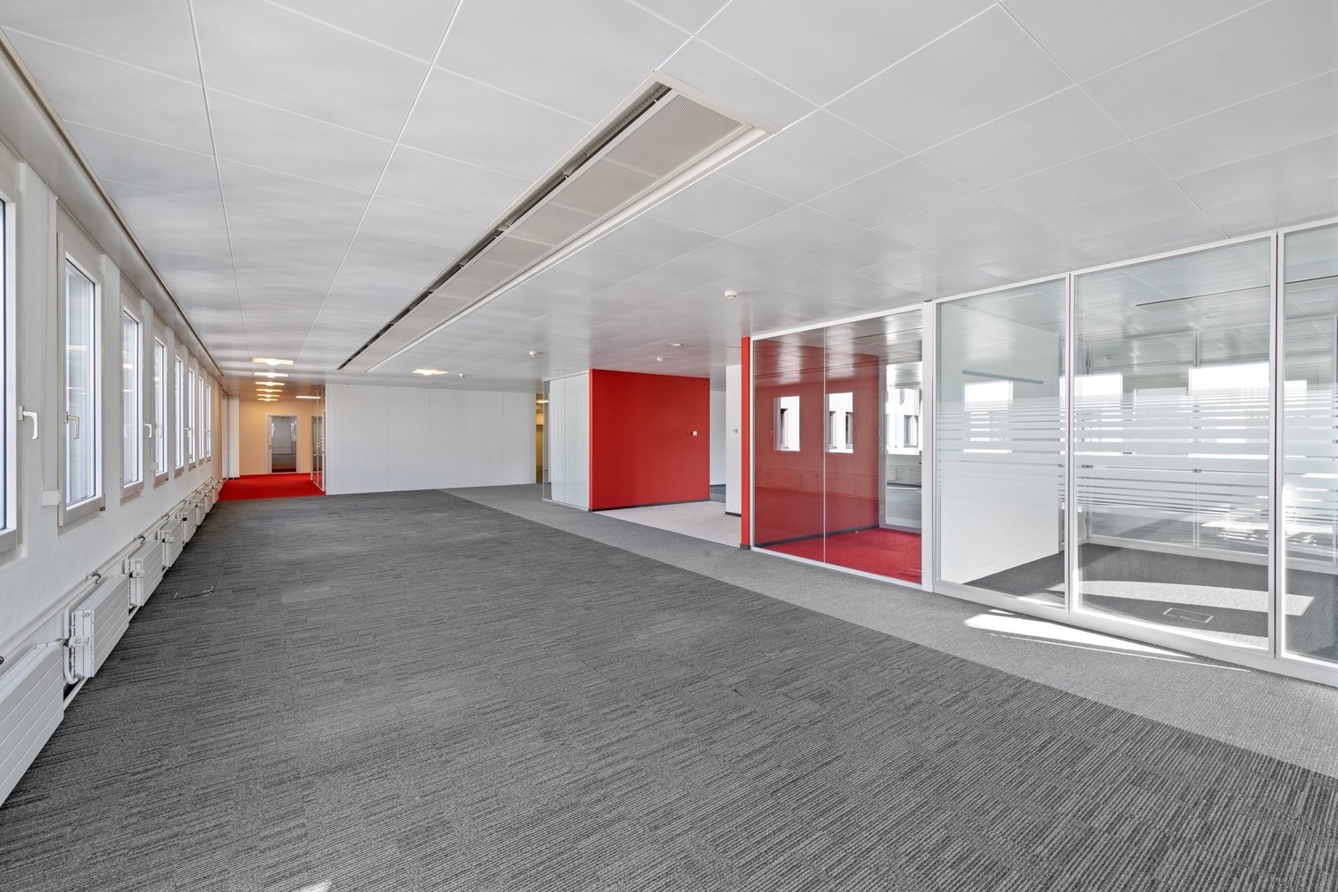 1195m² de bureaux

Situées dans un emplacement optimal entre Zürich et Basel, vos nouvelles surfaces commerciales seront disponibles immédiatement.

Les locaux offrent d'innombrables possibilités flexibles pour une grande variété d'utilisations. Des concepts de bureaux modernes en open-space, des in, photo 7 sur 7