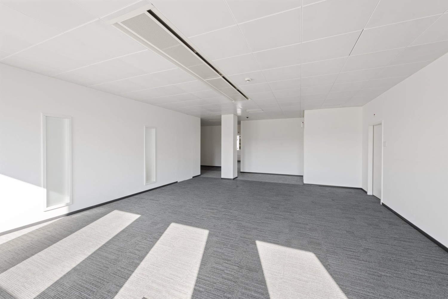 1195m² de bureaux

Situées dans un emplacement optimal entre Zürich et Basel, vos nouvelles surfaces commerciales seront disponibles immédiatement.

Les locaux offrent d'innombrables possibilités flexibles pour une grande variété d'utilisations. Des concepts de bureaux modernes en open-space, des in, photo 4 sur 7