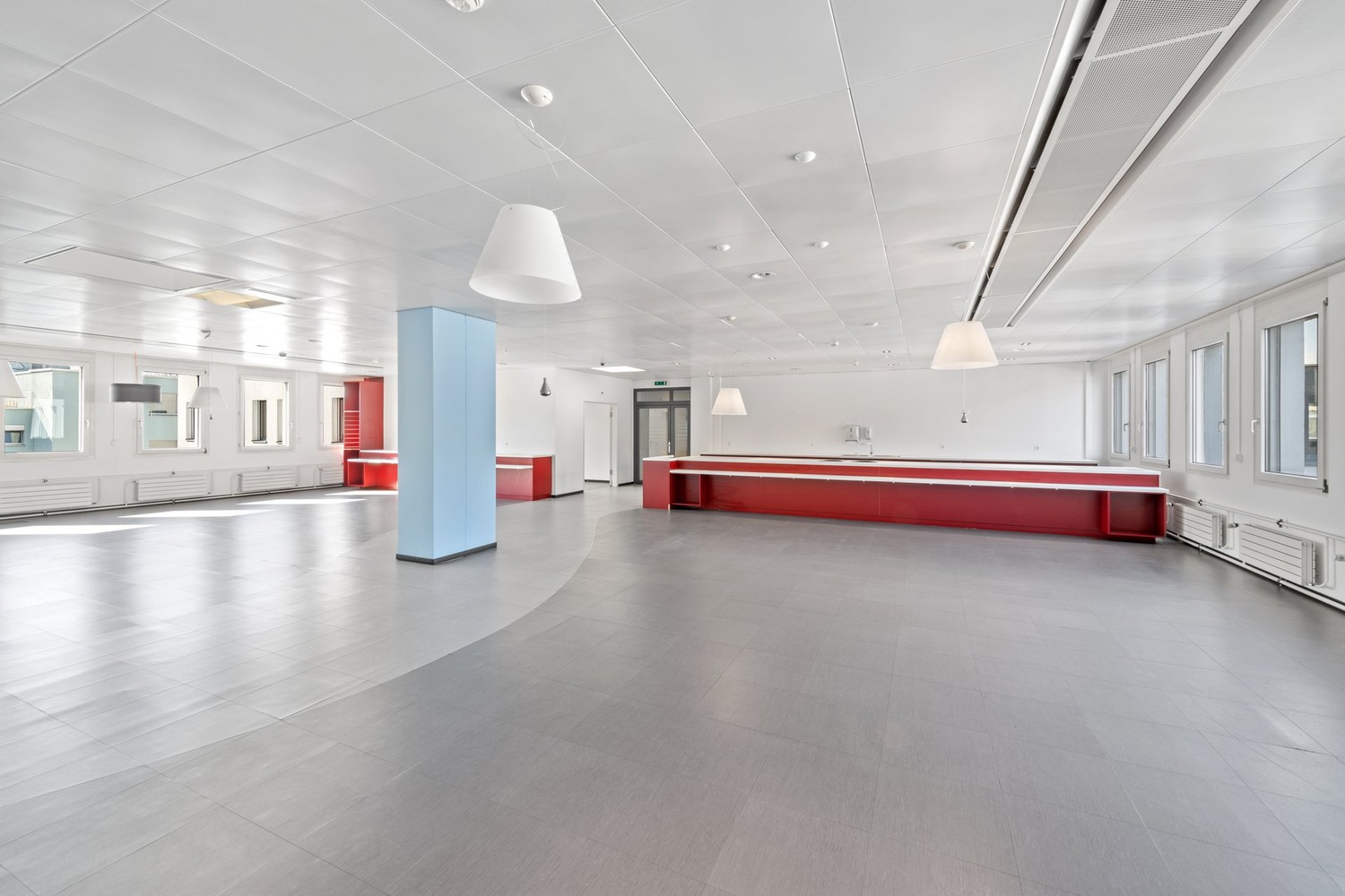 1195m² de bureaux

Situées dans un emplacement optimal entre Zürich et Basel, vos nouvelles surfaces commerciales seront disponibles immédiatement.

Les locaux offrent d'innombrables possibilités flexibles pour une grande variété d'utilisations. Des concepts de bureaux modernes en open-space, des in, photo 5 sur 7