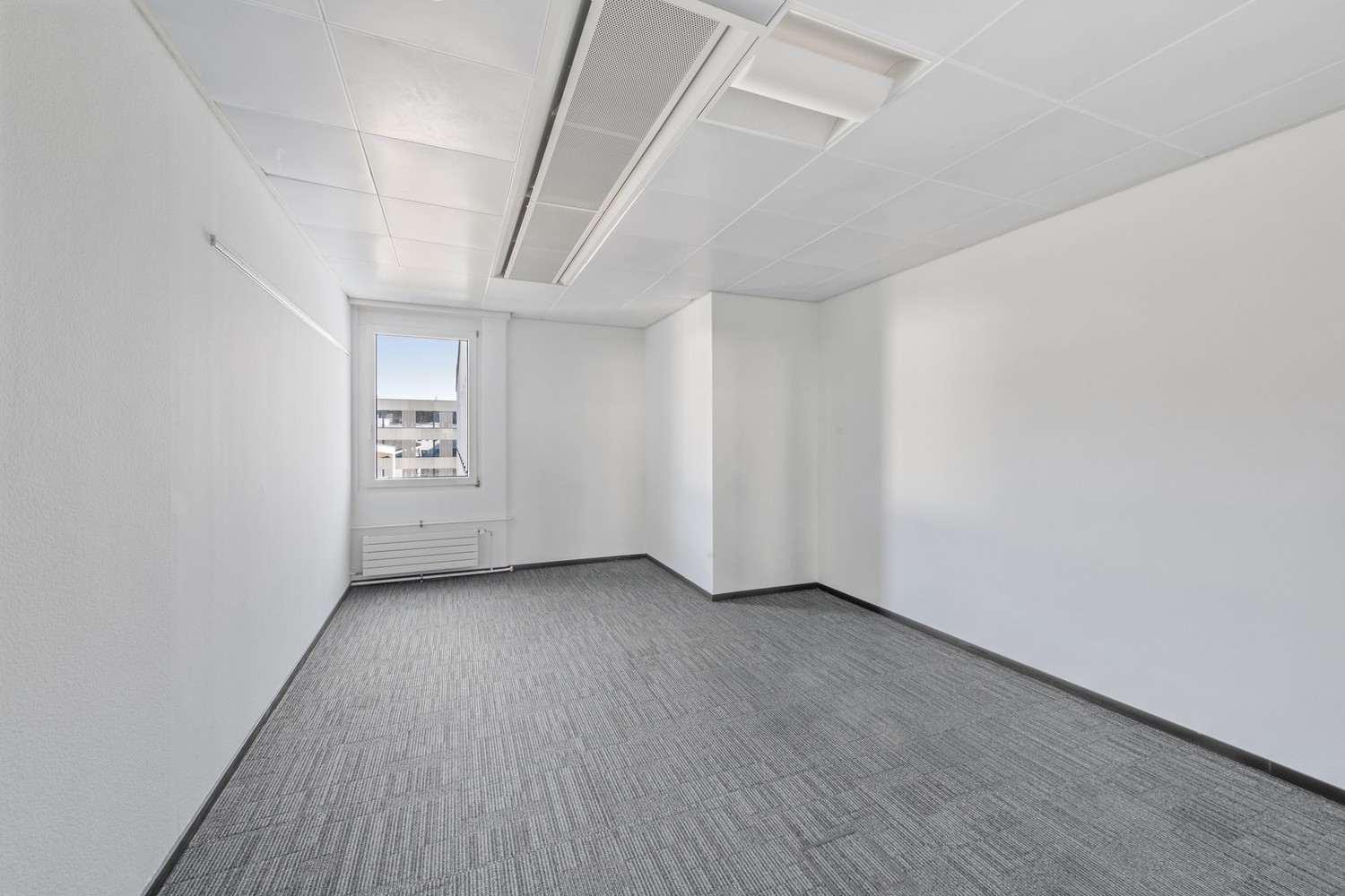 1195m² de bureaux

Situées dans un emplacement optimal entre Zürich et Basel, vos nouvelles surfaces commerciales seront disponibles immédiatement.

Les locaux offrent d'innombrables possibilités flexibles pour une grande variété d'utilisations. Des concepts de bureaux modernes en open-space, des in, photo 2 sur 7