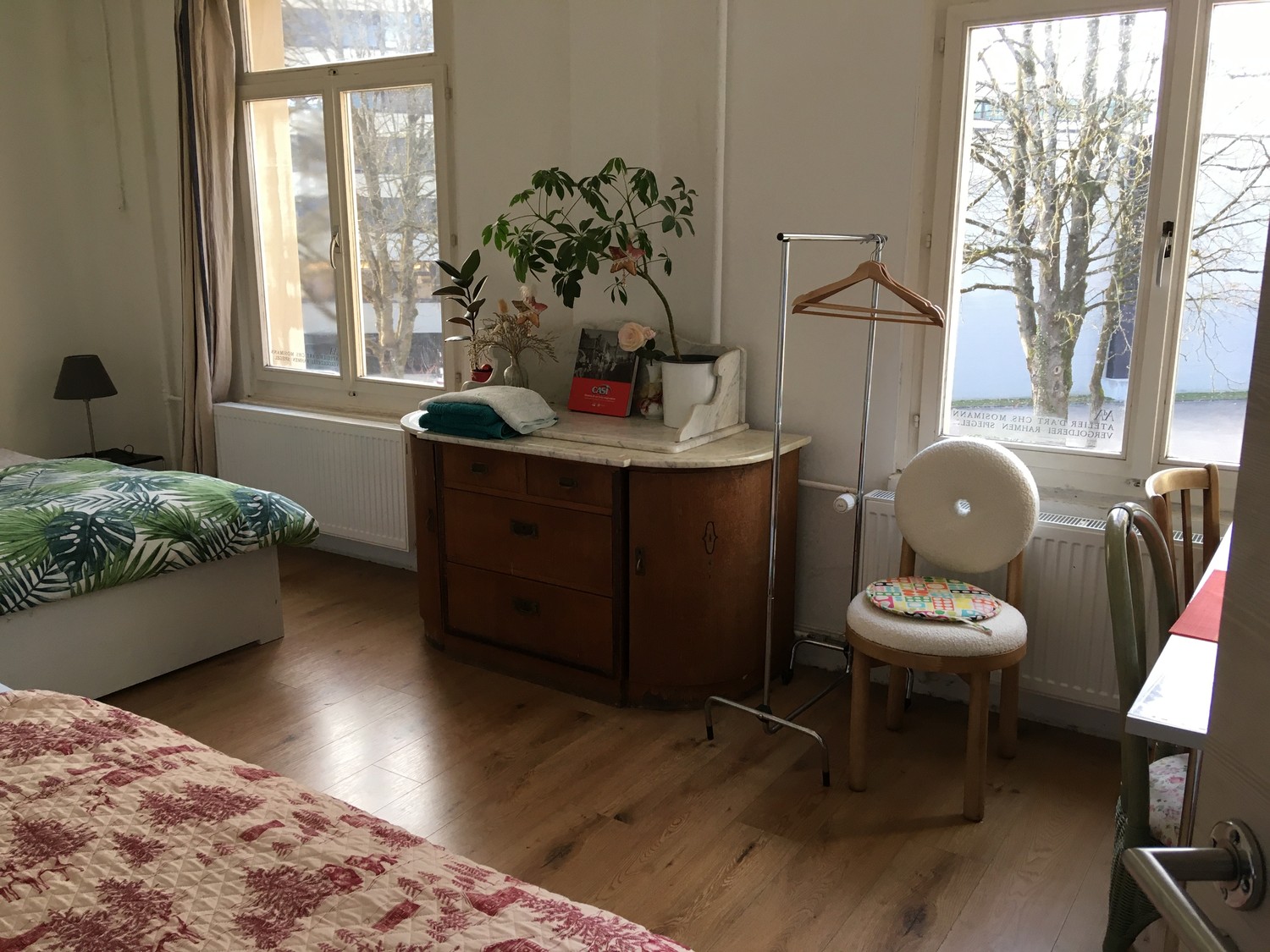 Chambre dans une colocation

Belle chambre dans un quartier très calme de Seefeld, avec une atmosphère très amicale et détendue. Le centre du village, les commerces et le lac sont accessibles en 5 ou 3 minutes à pied. La maison dispose d'une grande terrasse.