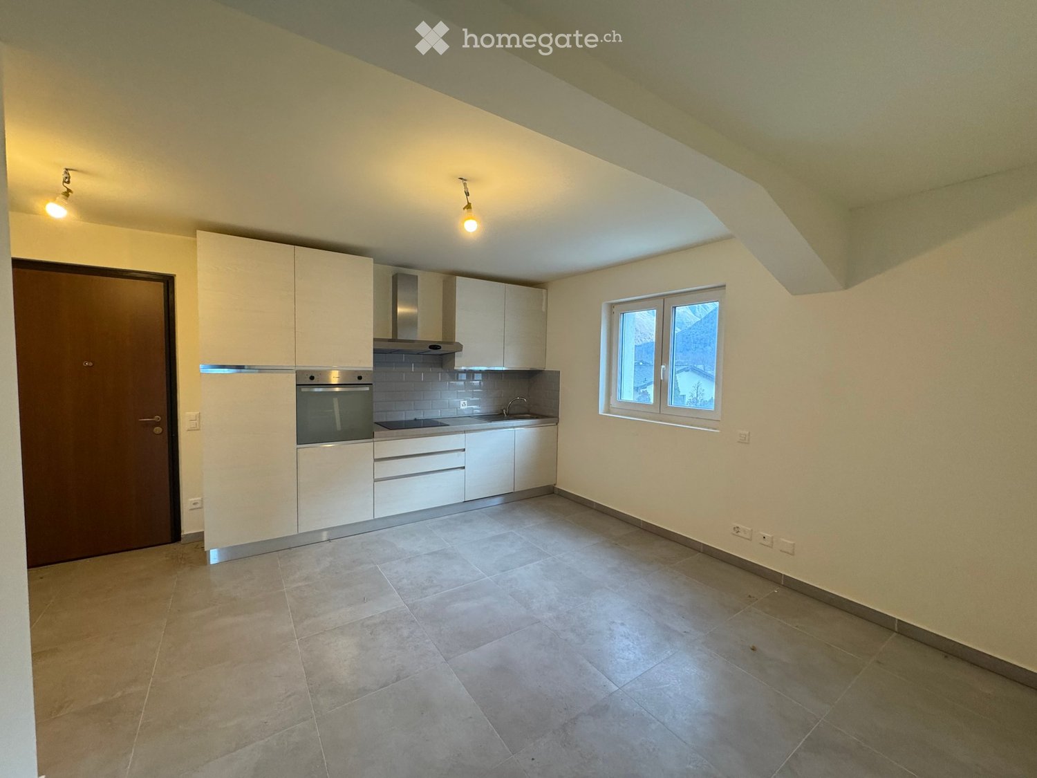 Appartement de 3 ½ pièces

A Lumino, dans un immeuble de construction récente, nous louons un 3.5 pièces jamais utilisé

Cuisine avec table à induction, grande salle de bain avec douche et deux chambres à coucher avec sortie sur le balcon.

Loyer 1'370.-
Charges 160.-
\--------------------------
Tot, photo 1 sur 5