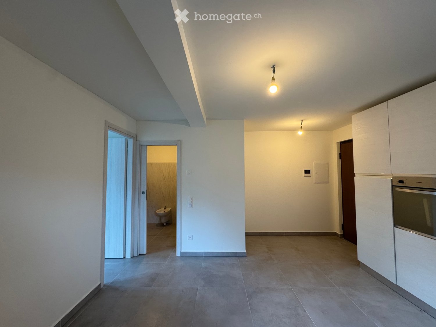 Appartement de 3 ½ pièces

A Lumino, dans un immeuble de construction récente, nous louons un 3.5 pièces jamais utilisé

Cuisine avec table à induction, grande salle de bain avec douche et deux chambres à coucher avec sortie sur le balcon.

Loyer 1'370.-
Charges 160.-
\--------------------------
Tot, photo 2 sur 5