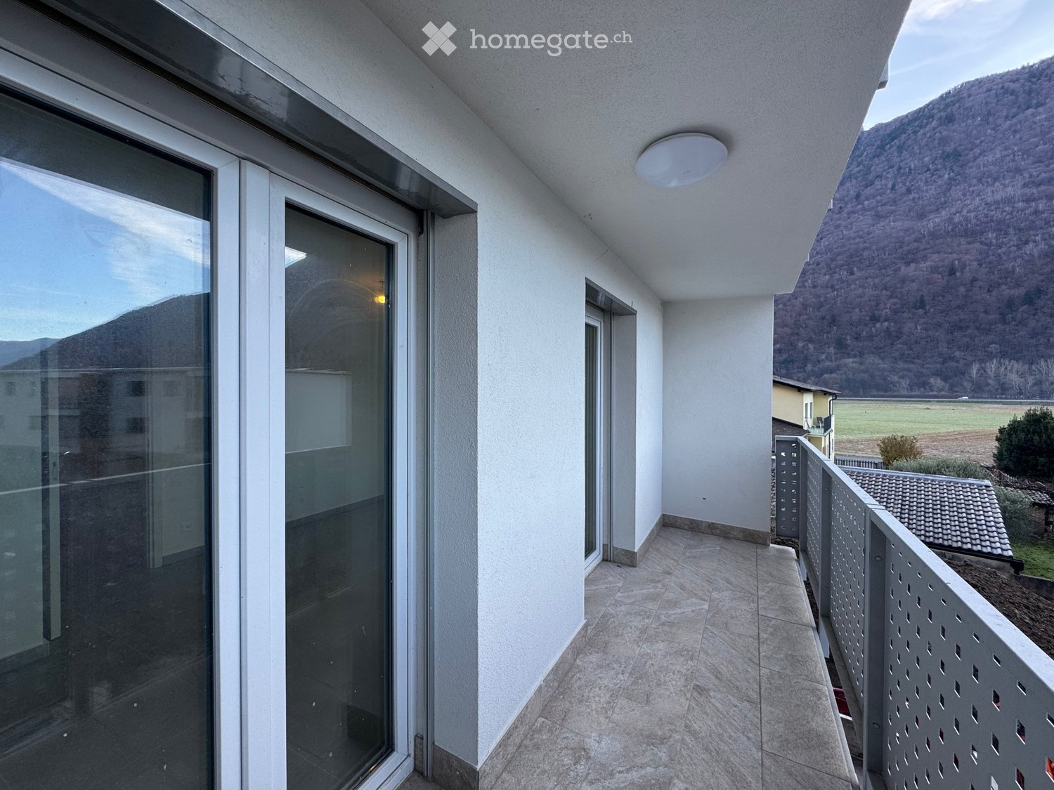 Appartement de 3 ½ pièces

A Lumino, dans un immeuble de construction récente, nous louons un 3.5 pièces jamais utilisé

Cuisine avec table à induction, grande salle de bain avec douche et deux chambres à coucher avec sortie sur le balcon.

Loyer 1'370.-
Charges 160.-
\--------------------------
Tot, photo 5 sur 5