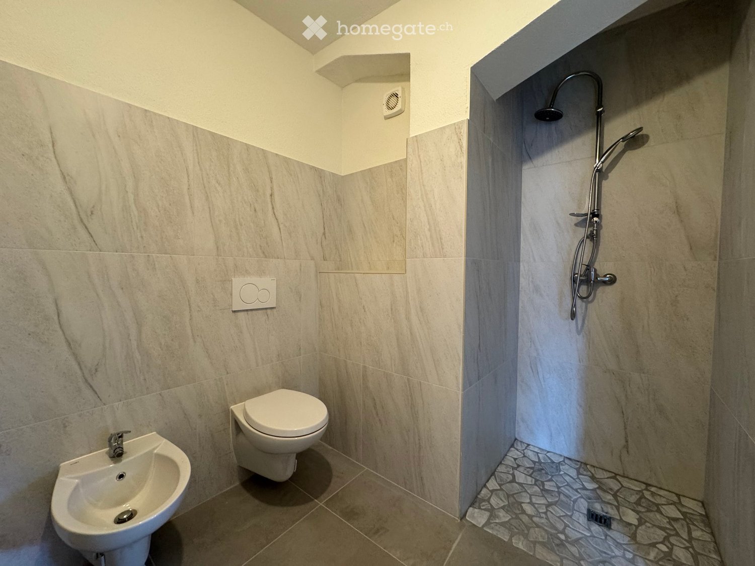 Appartement de 3 ½ pièces

A Lumino, dans un immeuble de construction récente, nous louons un 3.5 pièces jamais utilisé

Cuisine avec table à induction, grande salle de bain avec douche et deux chambres à coucher avec sortie sur le balcon.

Loyer 1'370.-
Charges 160.-
\--------------------------
Tot, photo 3 sur 5