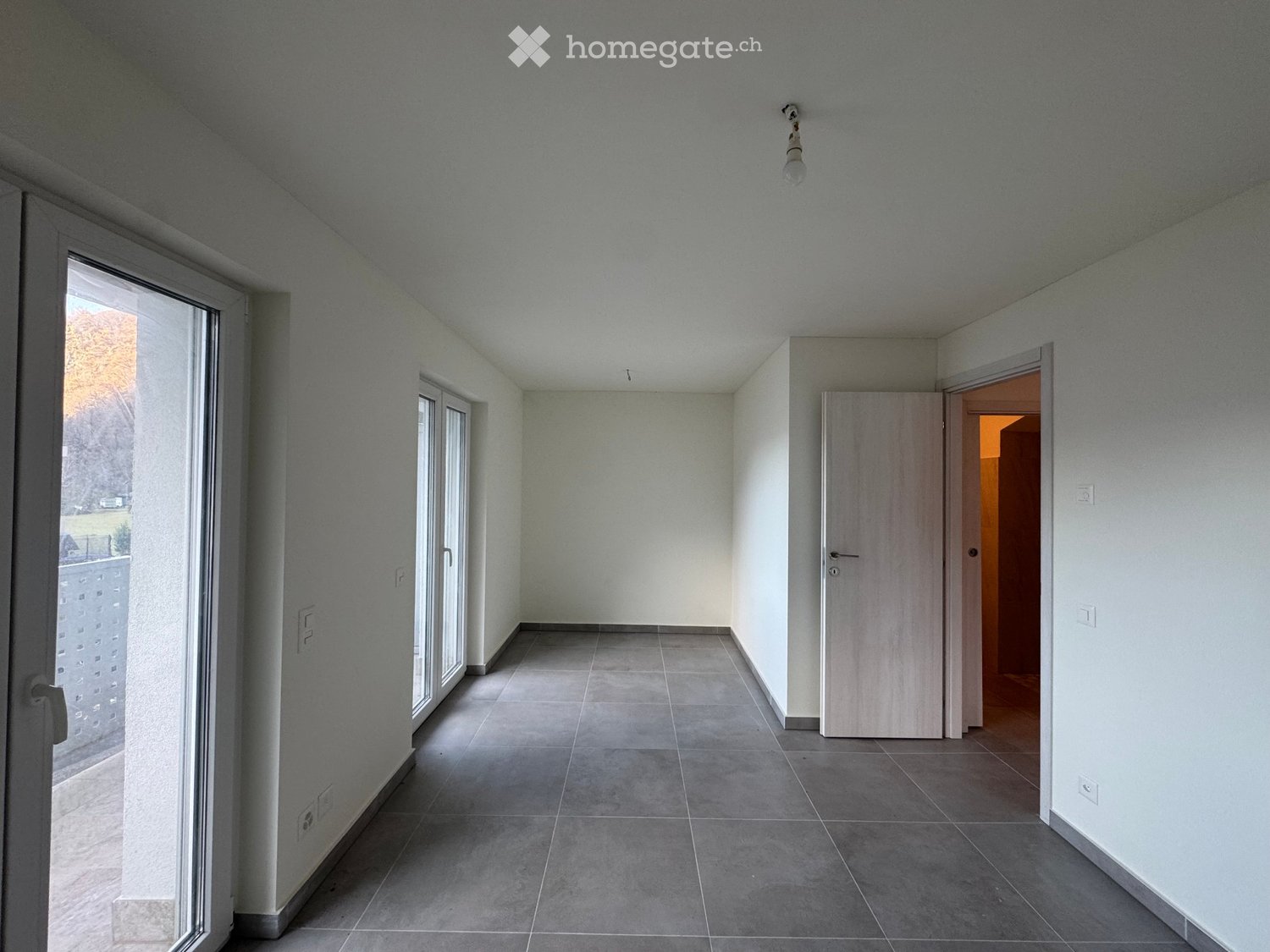Appartement de 3 ½ pièces

A Lumino, dans un immeuble de construction récente, nous louons un 3.5 pièces jamais utilisé

Cuisine avec table à induction, grande salle de bain avec douche et deux chambres à coucher avec sortie sur le balcon.

Loyer 1'370.-
Charges 160.-
\--------------------------
Tot, photo 4 sur 5