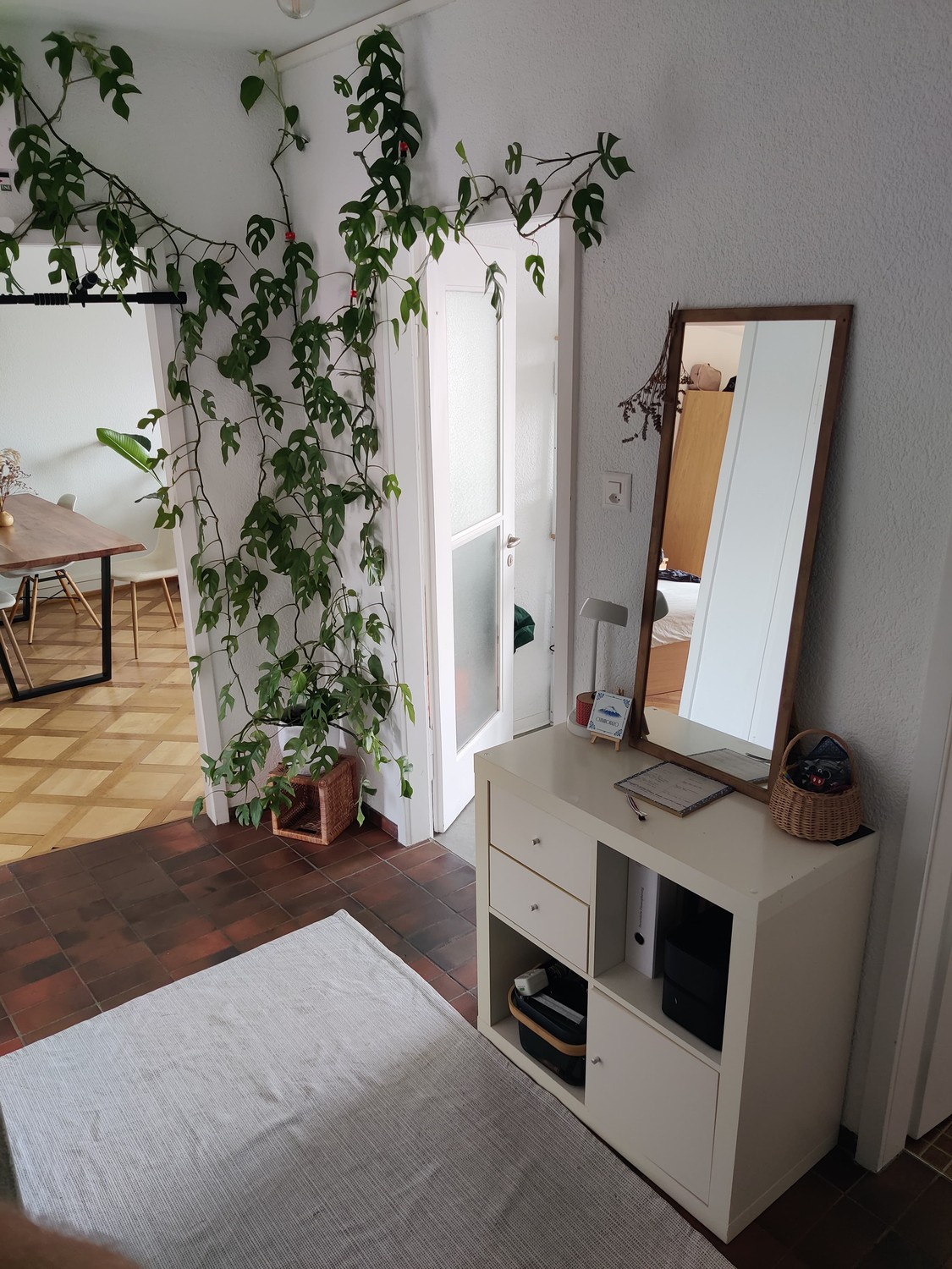 Appartement de 2 ½ pièces

Sous-location temporaire entièrement meublée de notre appartement chaleureux au centre d'Oerlikon :  
5min de l'Airport  
15min de l'ETH/UZH  
8min de HB  
Supermarchés à moins de 100m  
  
Vous devez être ordonné, responsable et avoir la main verte. L'appartement est disp, photo 2 sur 9