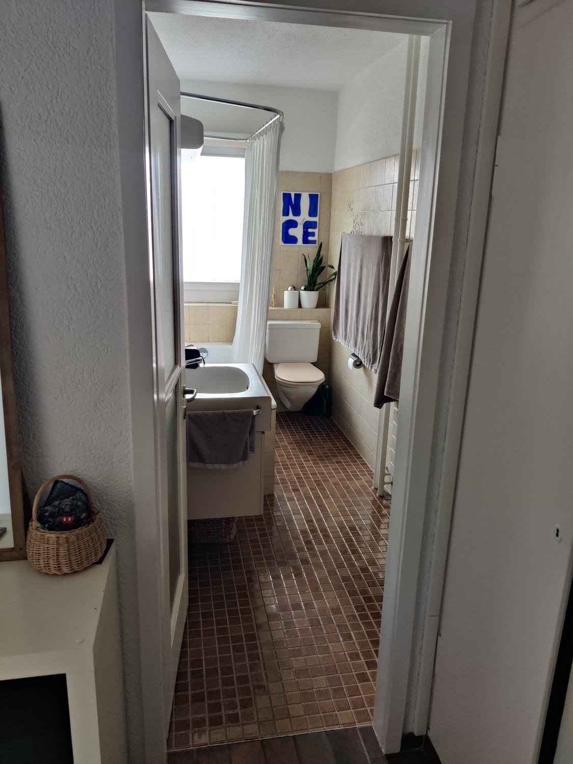 Appartement de 2 ½ pièces

Sous-location temporaire entièrement meublée de notre appartement chaleureux au centre d'Oerlikon :  
5min de l'Airport  
15min de l'ETH/UZH  
8min de HB  
Supermarchés à moins de 100m  
  
Vous devez être ordonné, responsable et avoir la main verte. L'appartement est disp, photo 6 sur 9