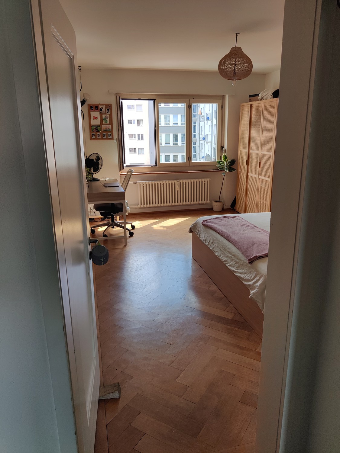 Appartement de 2 ½ pièces

Sous-location temporaire entièrement meublée de notre appartement chaleureux au centre d'Oerlikon :  
5min de l'Airport  
15min de l'ETH/UZH  
8min de HB  
Supermarchés à moins de 100m  
  
Vous devez être ordonné, responsable et avoir la main verte. L'appartement est disp, photo 9 sur 9