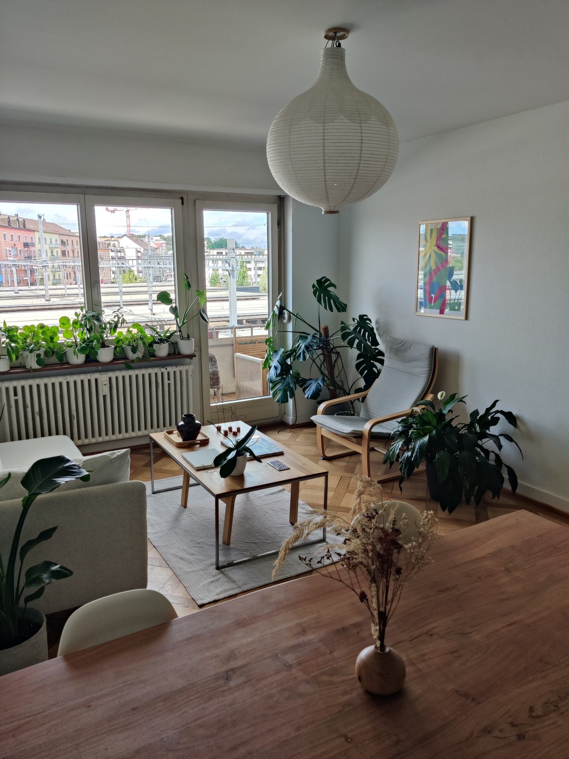 Appartement de 2 ½ pièces

Sous-location temporaire entièrement meublée de notre appartement chaleureux au centre d'Oerlikon :  
5min de l'Airport  
15min de l'ETH/UZH  
8min de HB  
Supermarchés à moins de 100m  
  
Vous devez être ordonné, responsable et avoir la main verte. L'appartement est disp, photo 3 sur 9