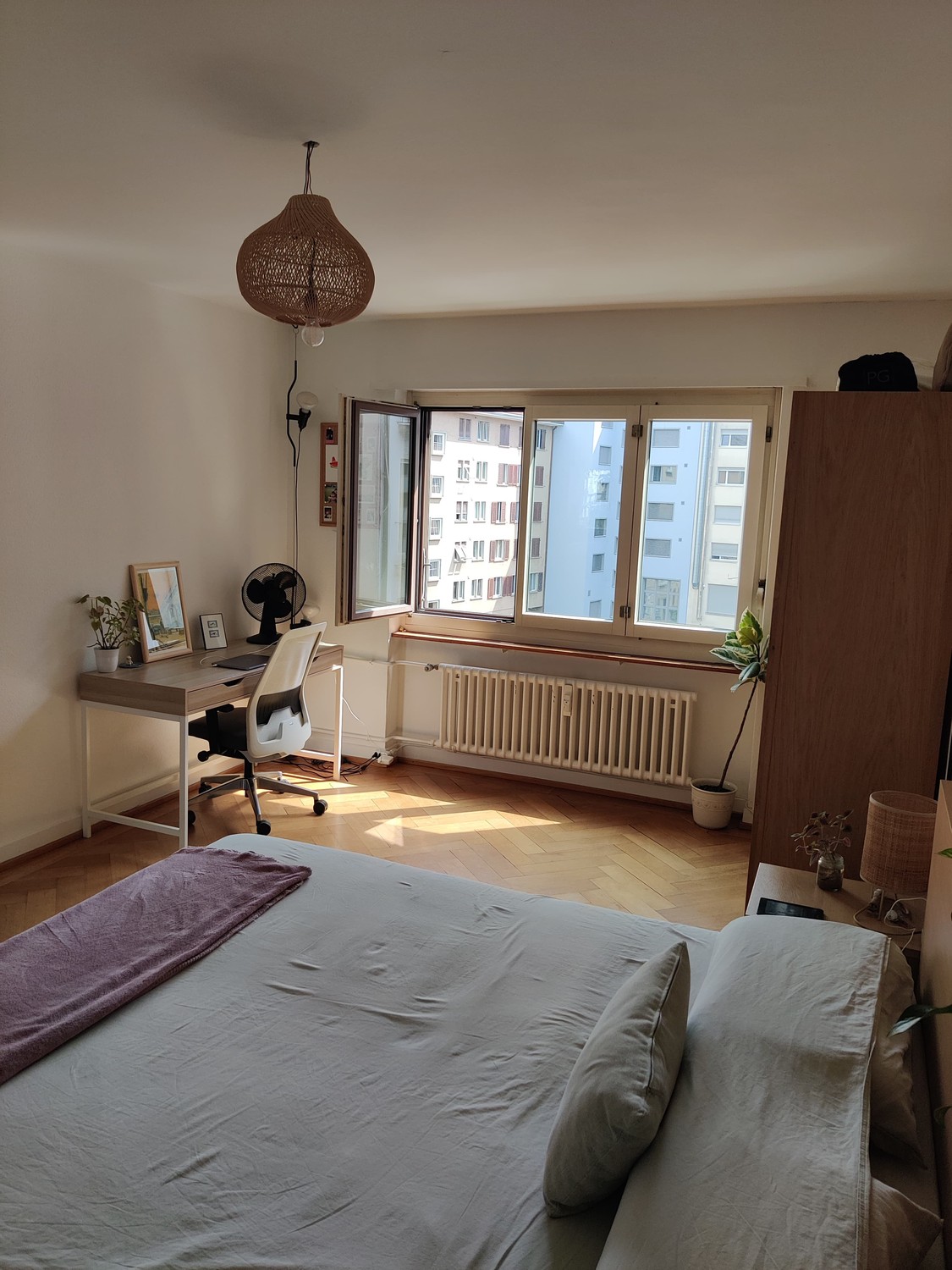 Appartement de 2 ½ pièces

Sous-location temporaire entièrement meublée de notre appartement chaleureux au centre d'Oerlikon :  
5min de l'Airport  
15min de l'ETH/UZH  
8min de HB  
Supermarchés à moins de 100m  
  
Vous devez être ordonné, responsable et avoir la main verte. L'appartement est disp, photo 8 sur 9