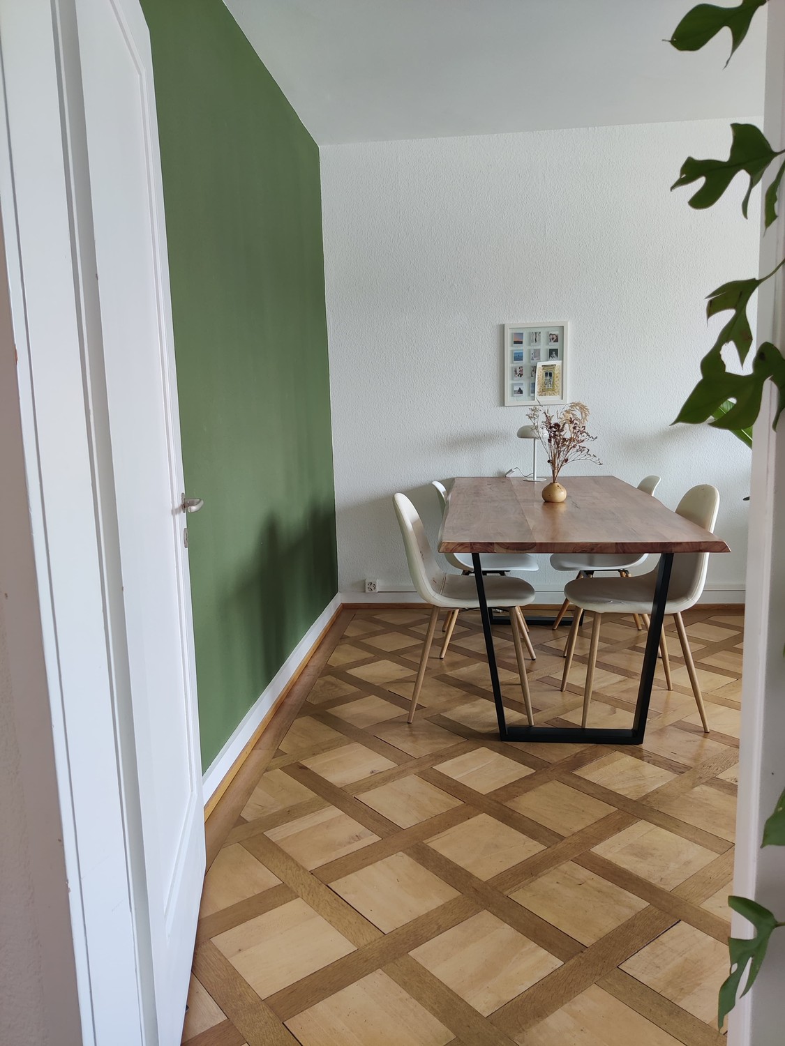 Appartement de 2 ½ pièces

Sous-location temporaire entièrement meublée de notre appartement chaleureux au centre d'Oerlikon :  
5min de l'Airport  
15min de l'ETH/UZH  
8min de HB  
Supermarchés à moins de 100m  
  
Vous devez être ordonné, responsable et avoir la main verte. L'appartement est disp, photo 7 sur 9