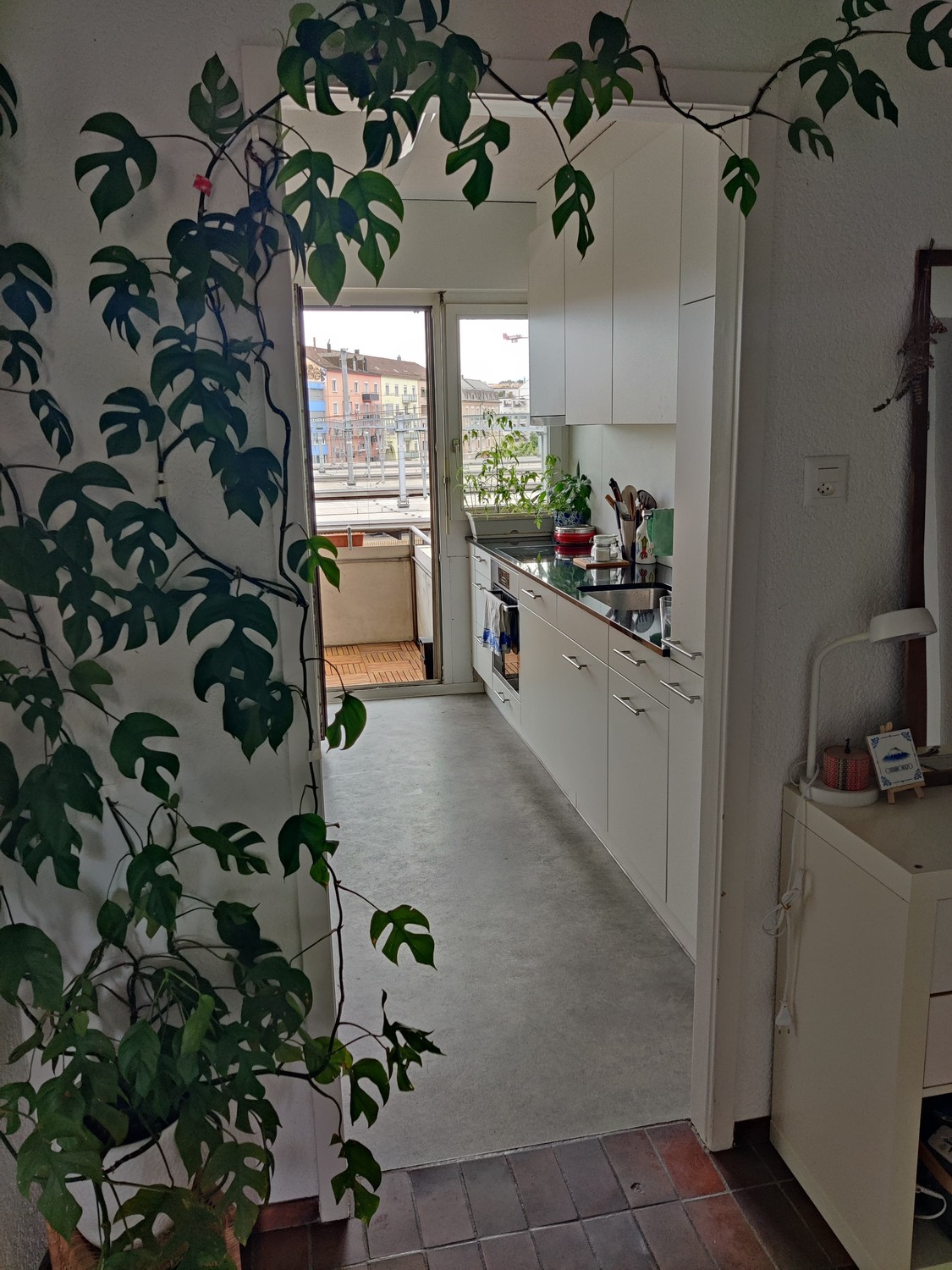 Appartement de 2 ½ pièces

Sous-location temporaire entièrement meublée de notre appartement chaleureux au centre d'Oerlikon :  
5min de l'Airport  
15min de l'ETH/UZH  
8min de HB  
Supermarchés à moins de 100m  
  
Vous devez être ordonné, responsable et avoir la main verte. L'appartement est disp, photo 4 sur 9