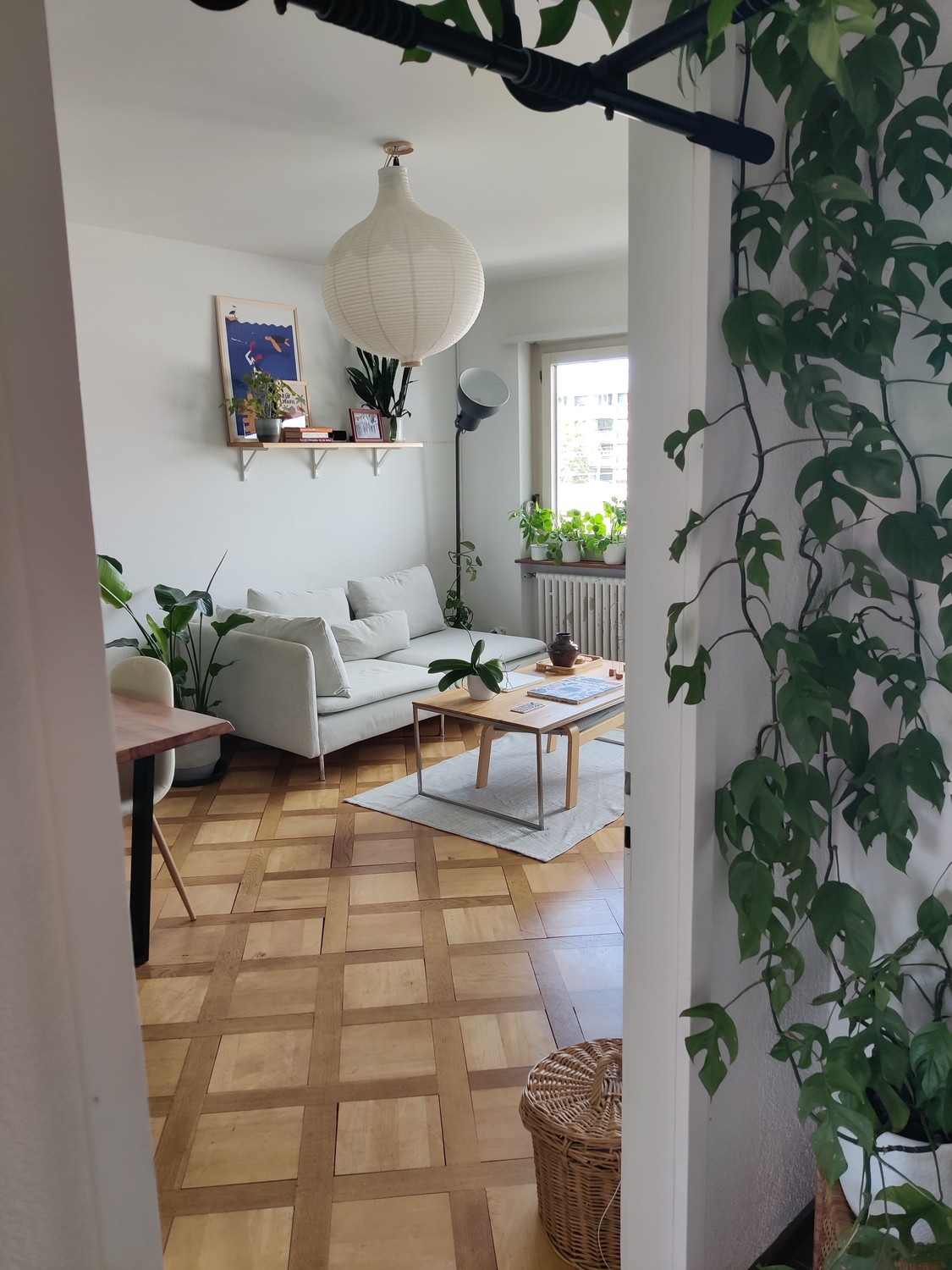 Appartement de 2 ½ pièces

Sous-location temporaire entièrement meublée de notre appartement chaleureux au centre d'Oerlikon :  
5min de l'Airport  
15min de l'ETH/UZH  
8min de HB  
Supermarchés à moins de 100m  
  
Vous devez être ordonné, responsable et avoir la main verte. L'appartement est disp, photo 1 sur 9