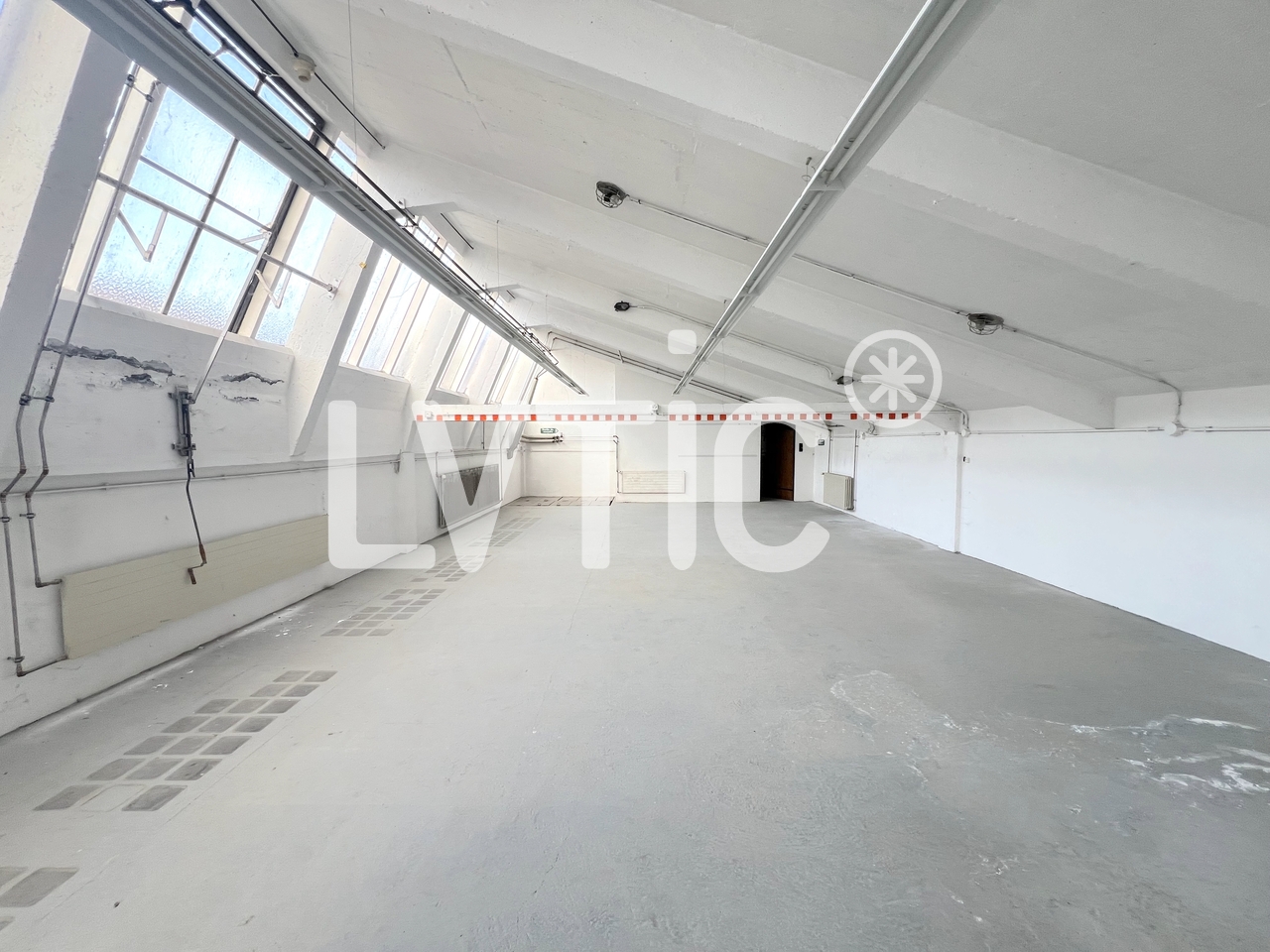 712m² storage room, photo 1 sur 8
