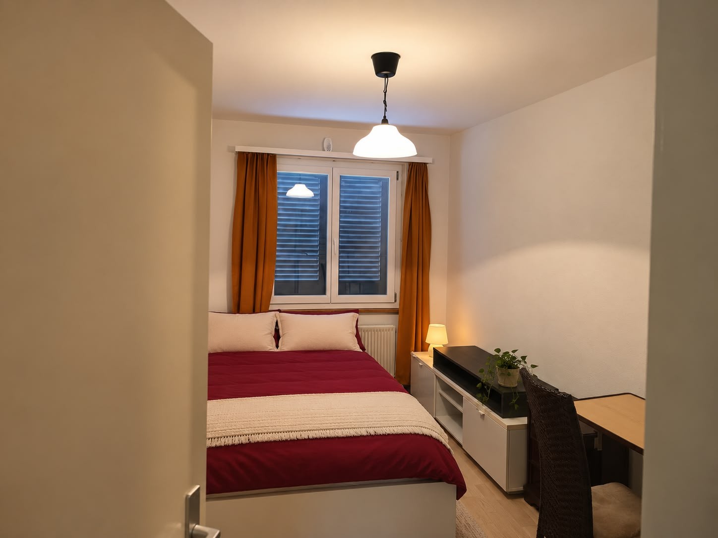 Chambre dans une colocation

Salut ! 😊

Nous avons une chambre disponible dans notre appartement en colocation douillet à Niederscherli, juste à la sortie de Bern !

Nous faisons partie de Connect Bern, un projet entièrement dédié au rapprochement des gens et à la création de liens. L'appartement f, photo 2 sur 5