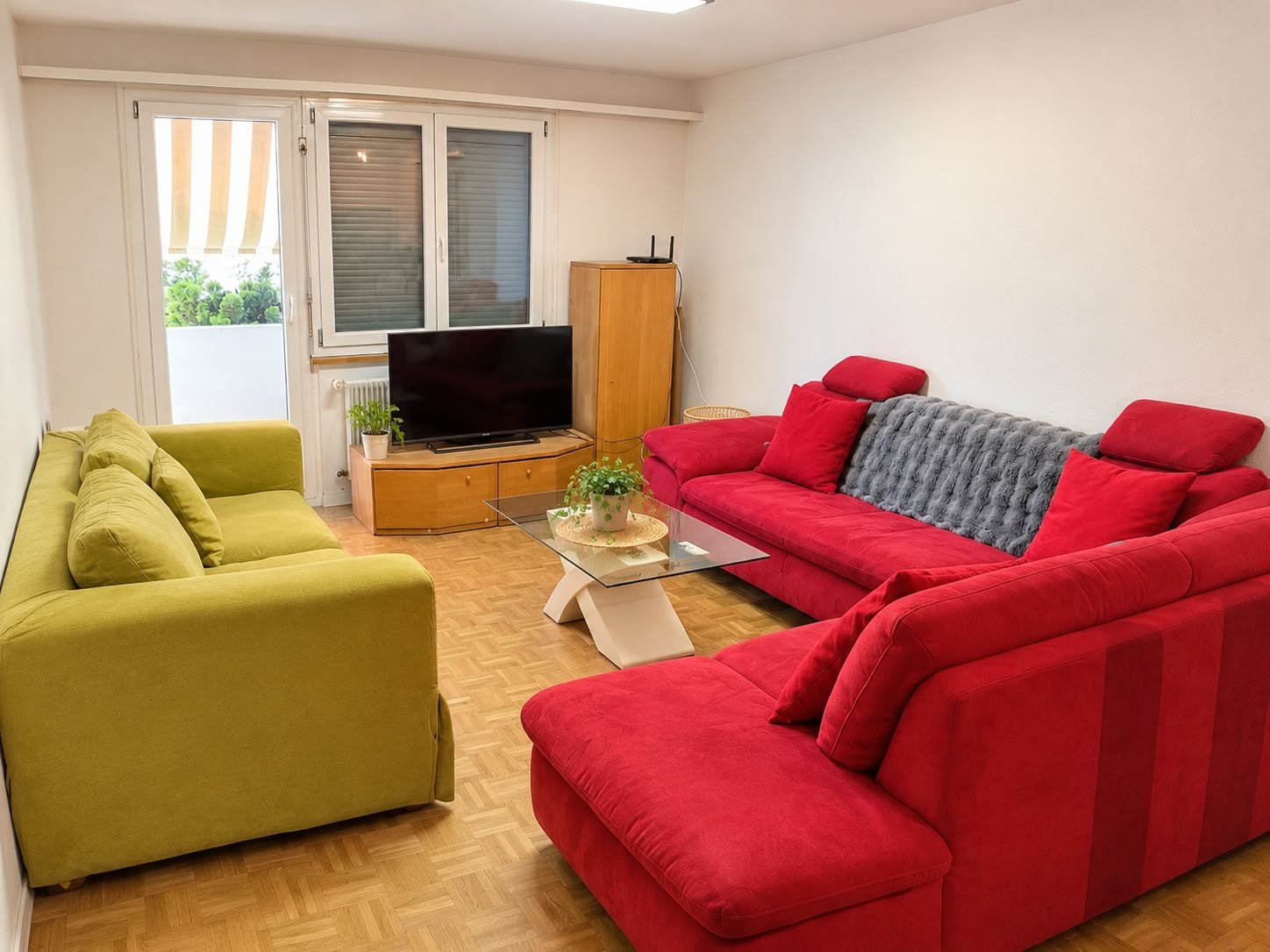 Chambre dans une colocation

Salut ! 😊

Nous avons une chambre disponible dans notre appartement en colocation douillet à Niederscherli, juste à la sortie de Bern !

Nous faisons partie de Connect Bern, un projet entièrement dédié au rapprochement des gens et à la création de liens. L'appartement f, photo 1 sur 5