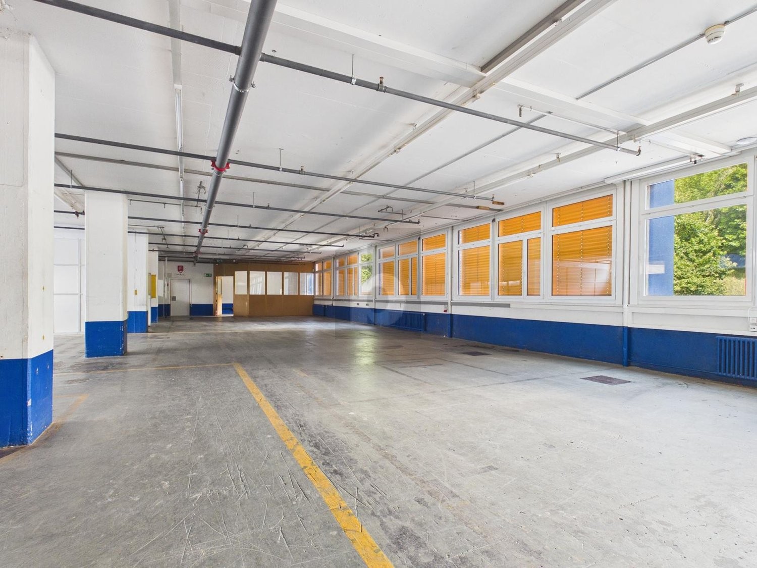 Local de stockage de 545m², photo 1 sur 4