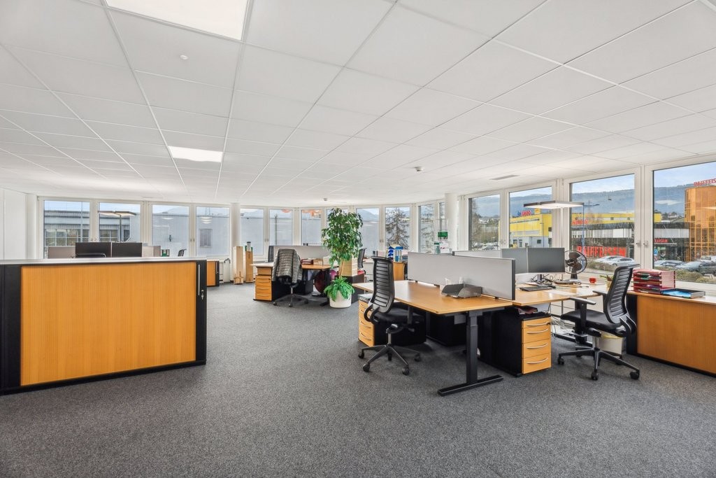 698m² office