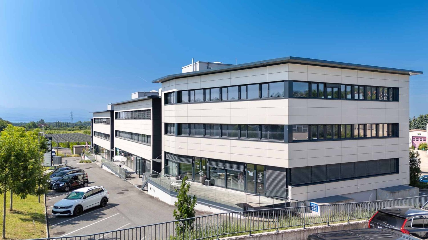 375m² office